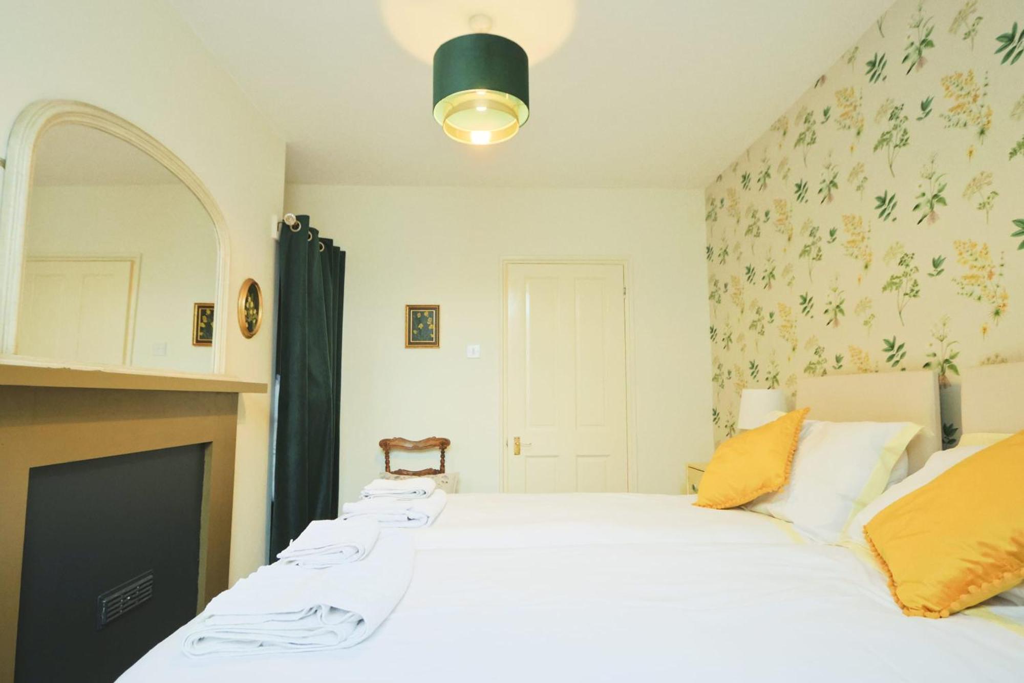 Two Bedroom Flat In Caledonia Place Apartment Bristol