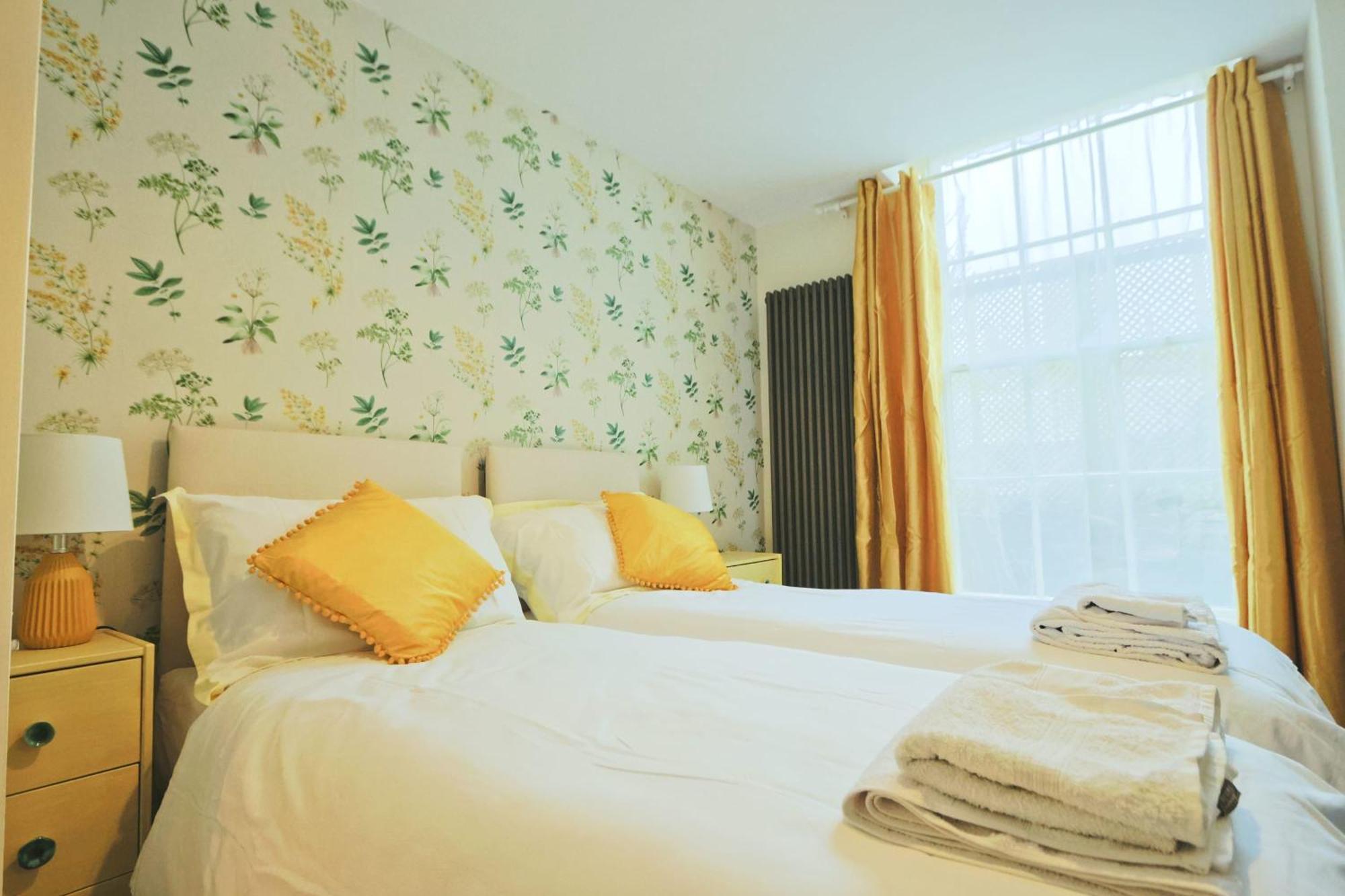 Two Bedroom Flat In Caledonia Place Apartment Bristol