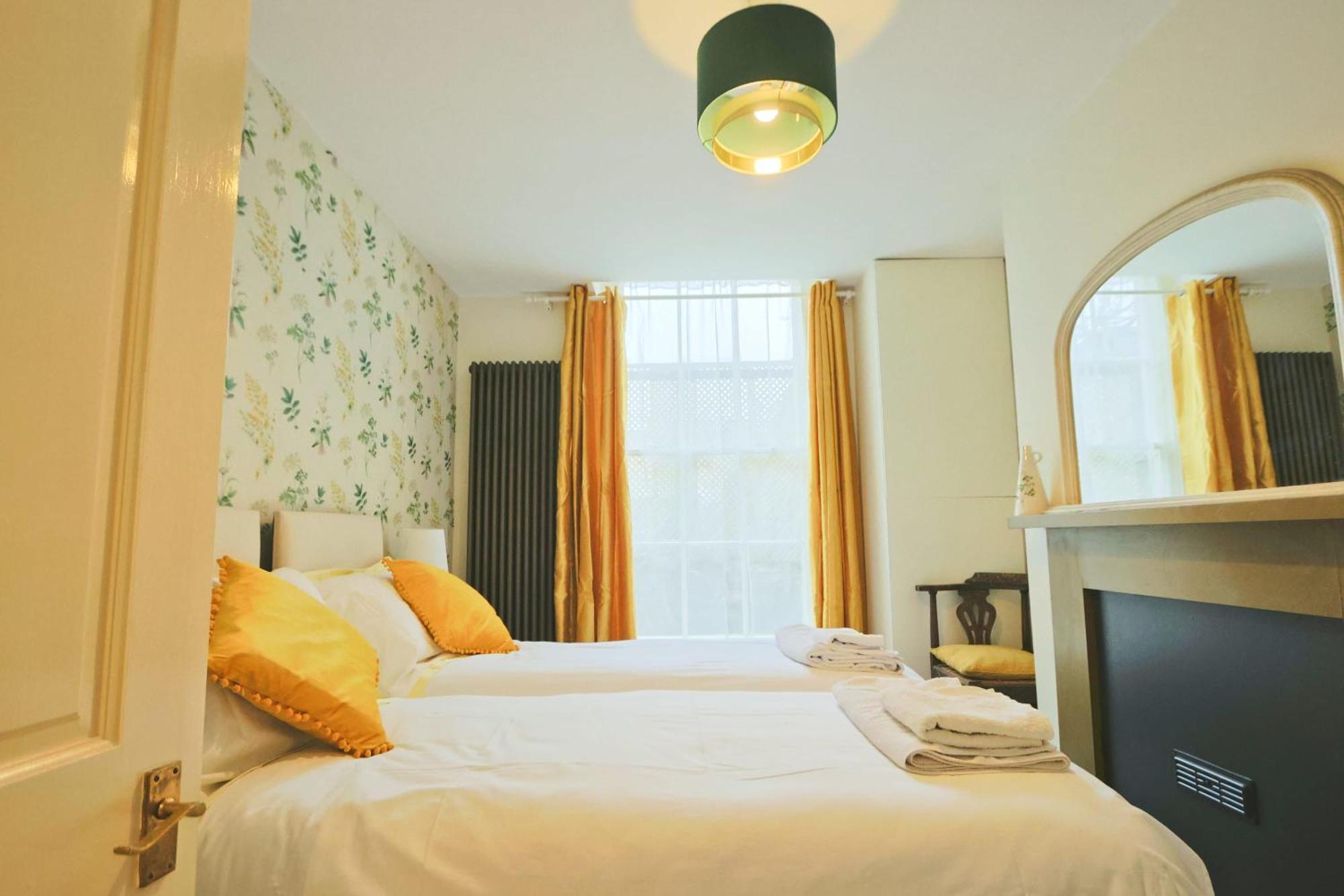 Two Bedroom Flat In Caledonia Place *