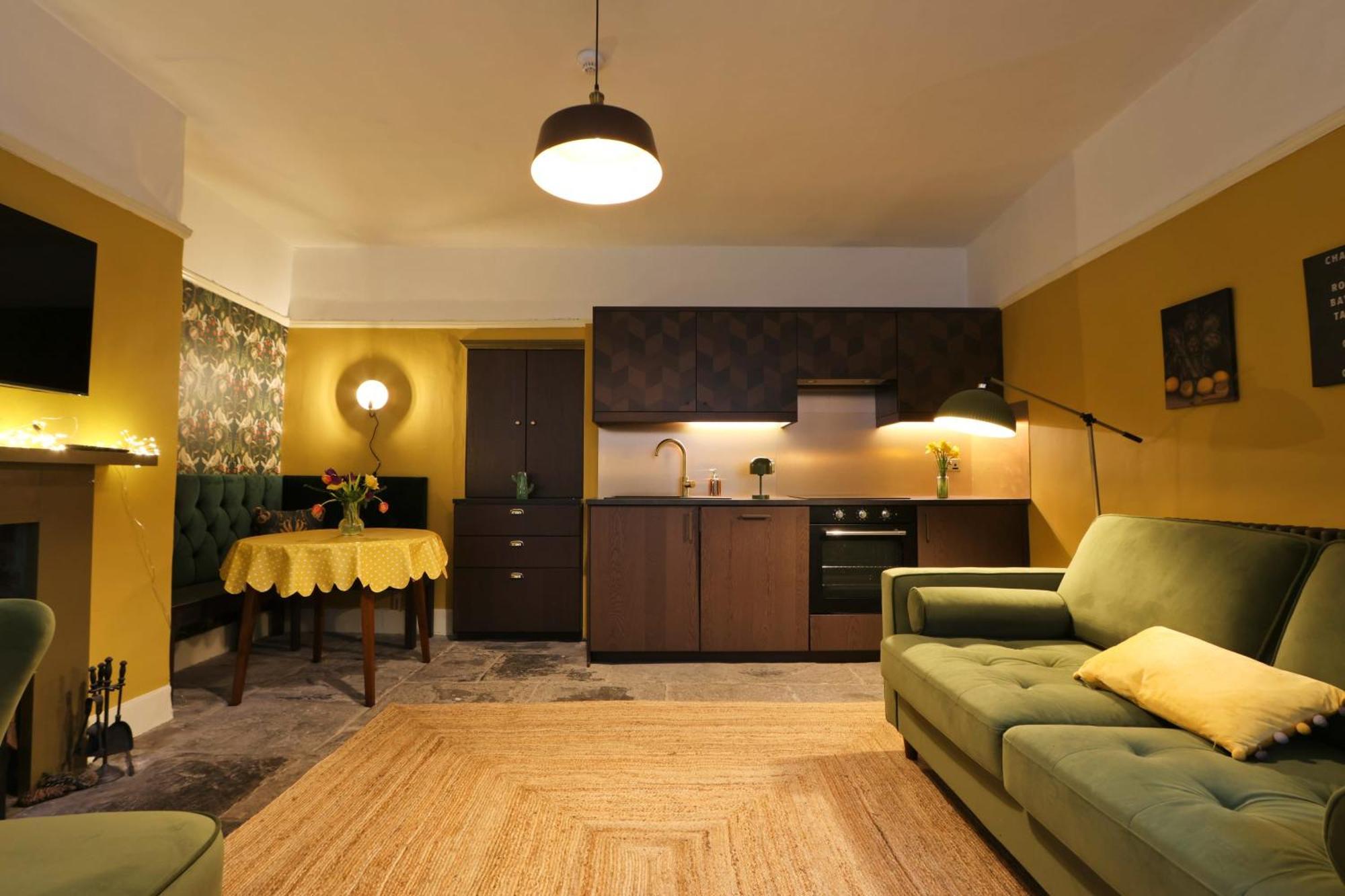 Two Bedroom Flat In Caledonia Place *