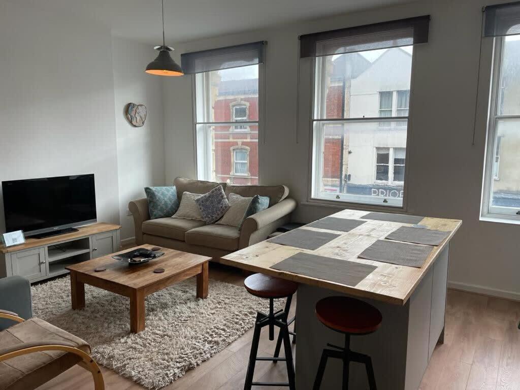 Wonderful 3 Bed In Old Market Apartment