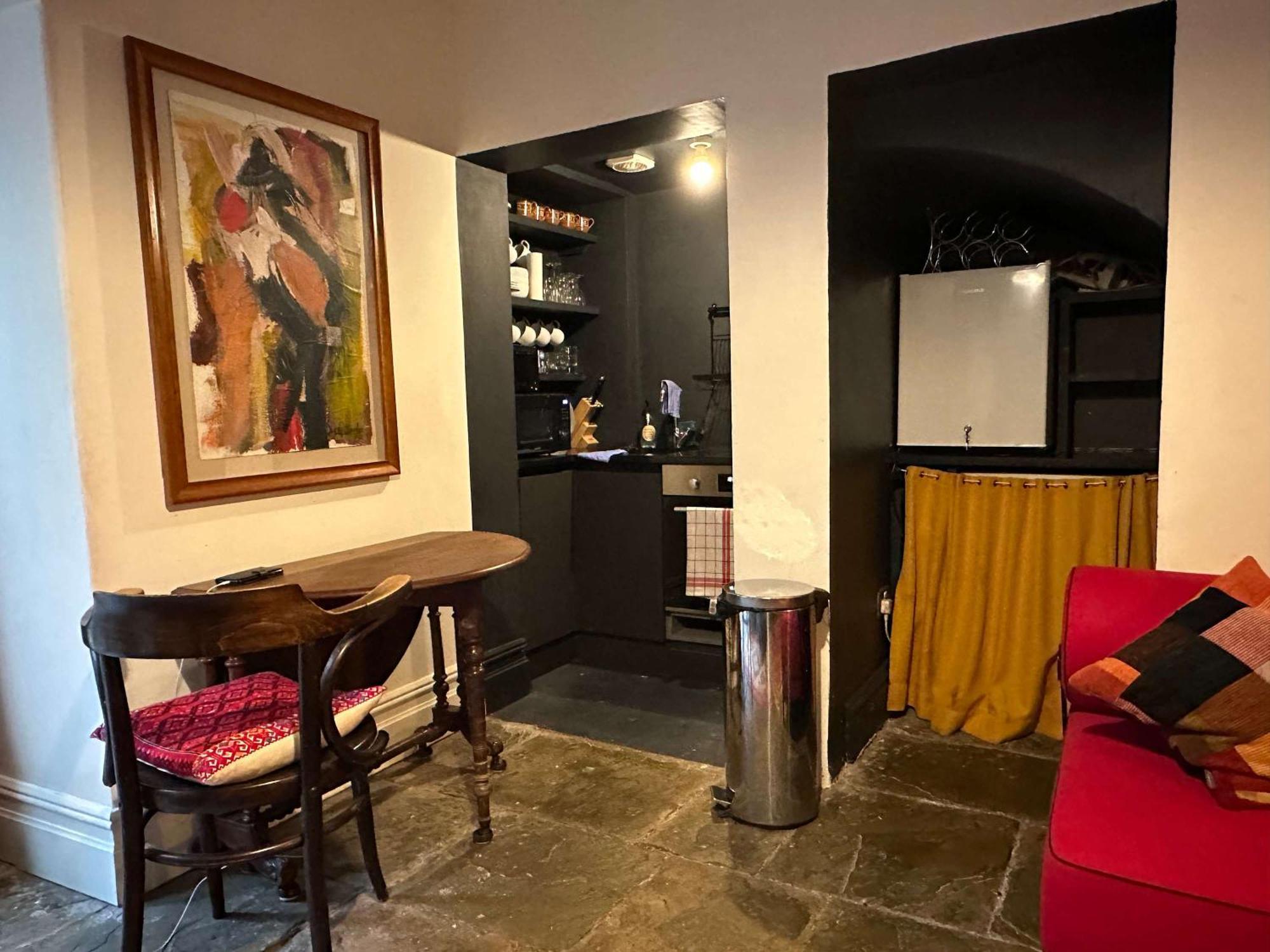 Apartment One Bedroom Basement Flat In Canynge Square