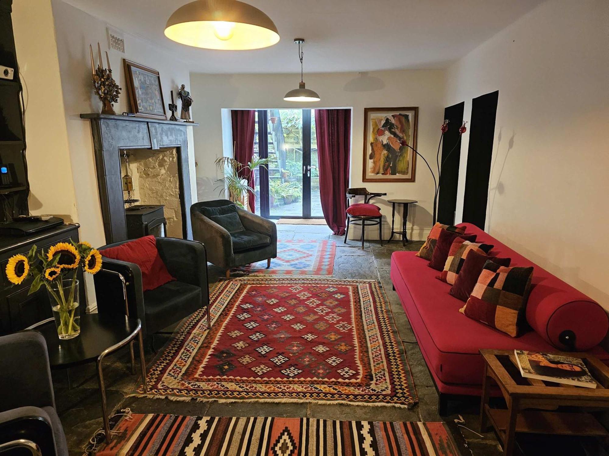 One Bedroom Basement Flat In Canynge Square Apartment *