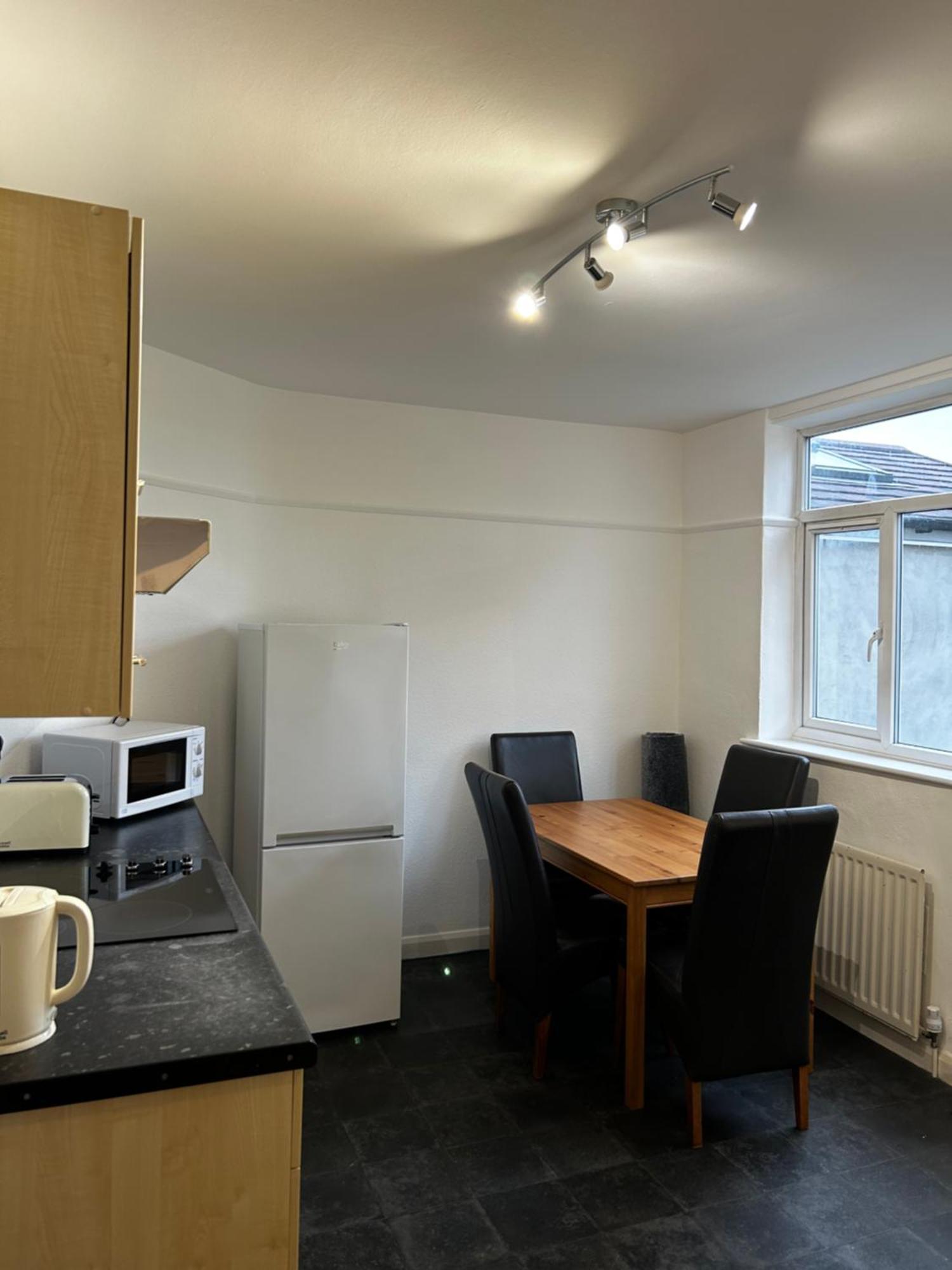 Family Near Cribbs Causeway And The Wave, Just 2 Minutes From Airbus And Rolls Royce Apartment Bristol