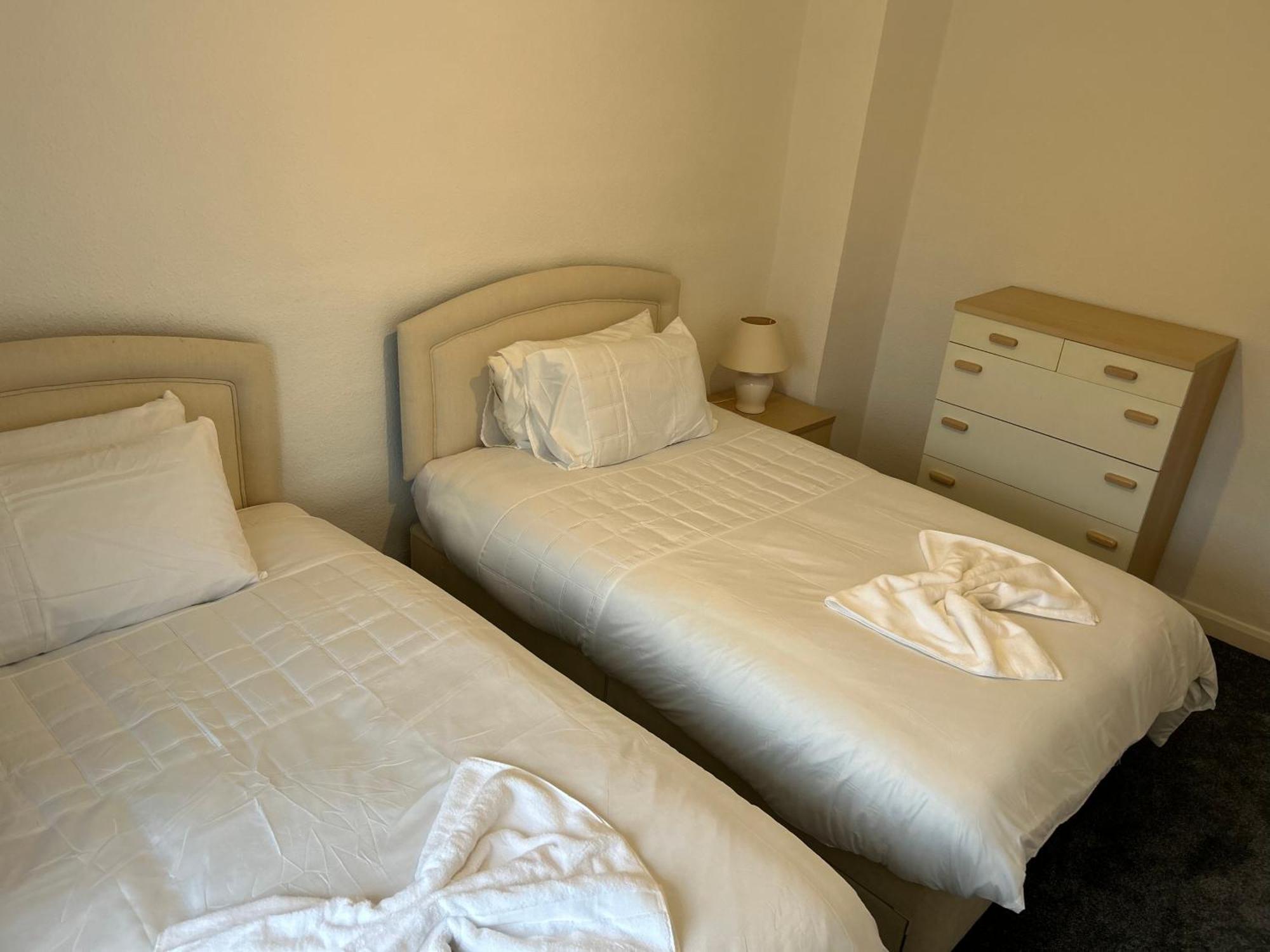 Apartment Family Near Cribbs Causeway And The Wave, Just 2 Minutes From Airbus And Rolls Royce