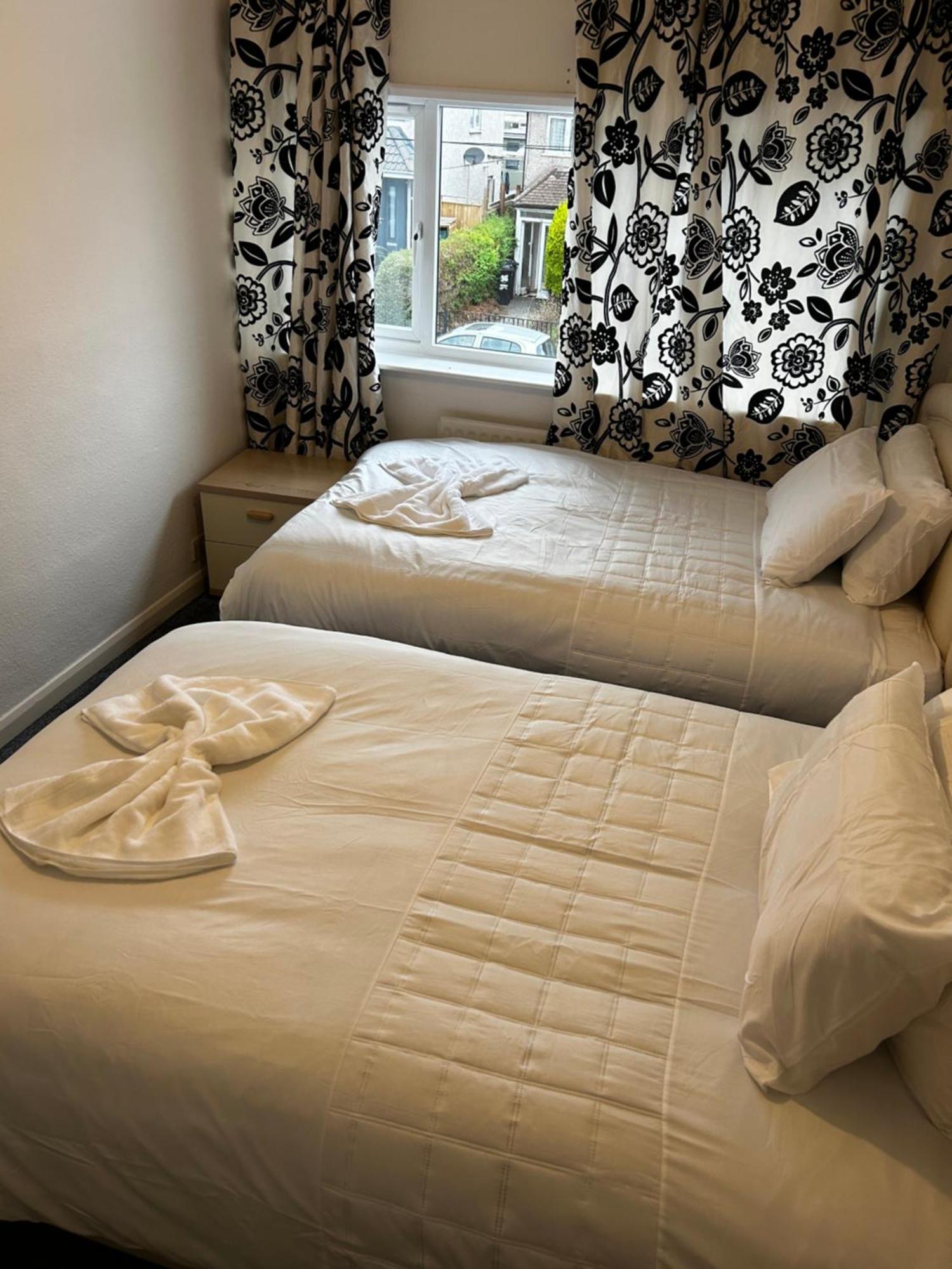 Family Near Cribbs Causeway And The Wave, Just 2 Minutes From Airbus And Rolls Royce Bristol