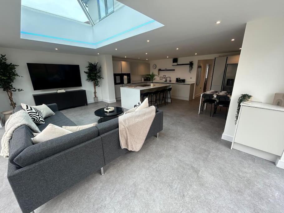Luxury 4 Bedroom House * Bristol