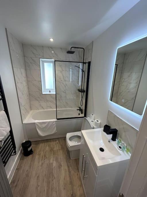Luxury 4 Bedroom House * Bristol