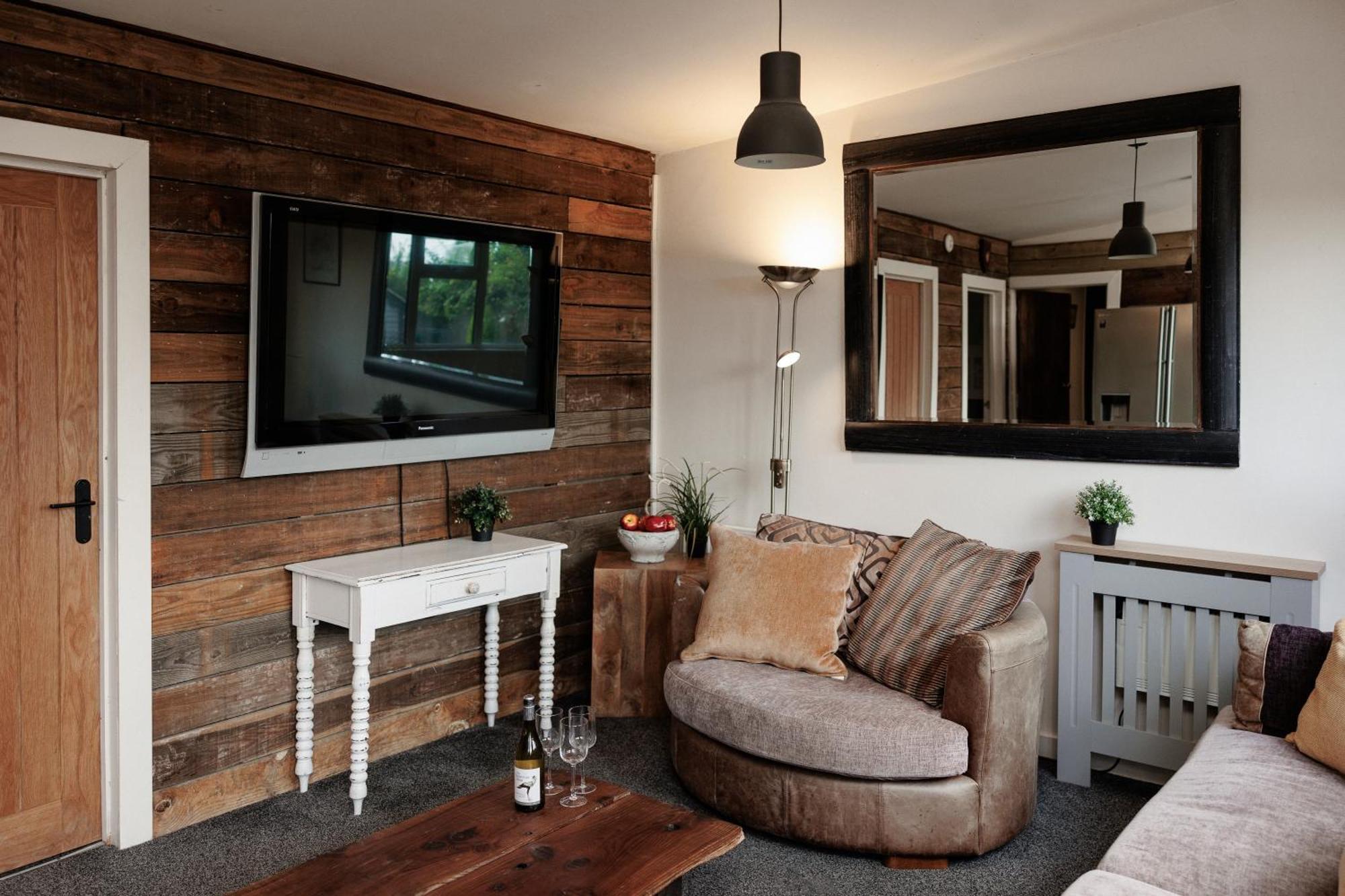 The Pine Including Games Room, Camp Fire & Hot Tub Holiday home *