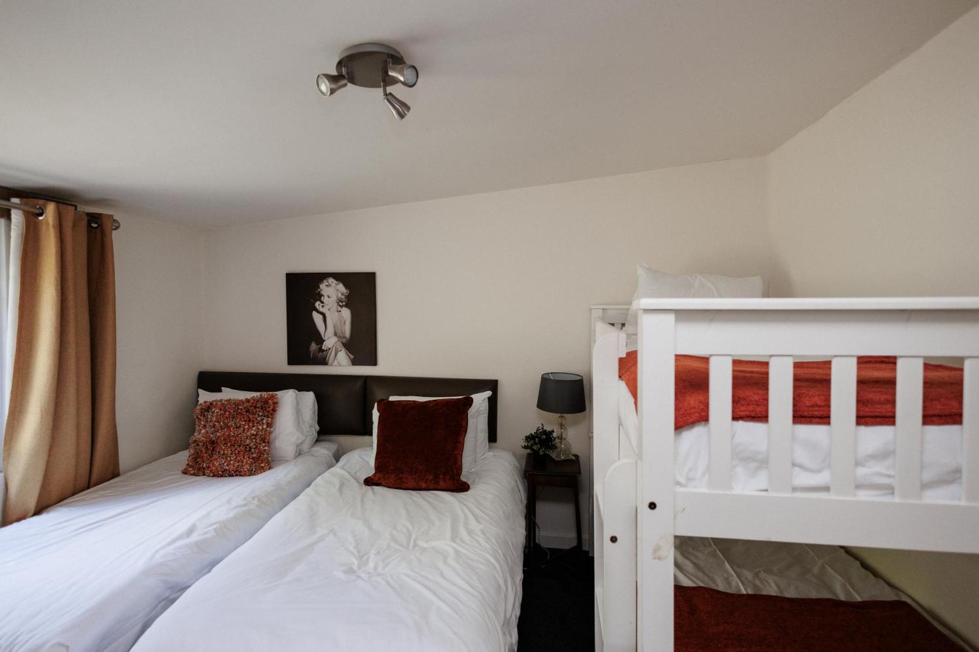 The Pine Including Games Room, Camp Fire & Hot Tub Bristol
