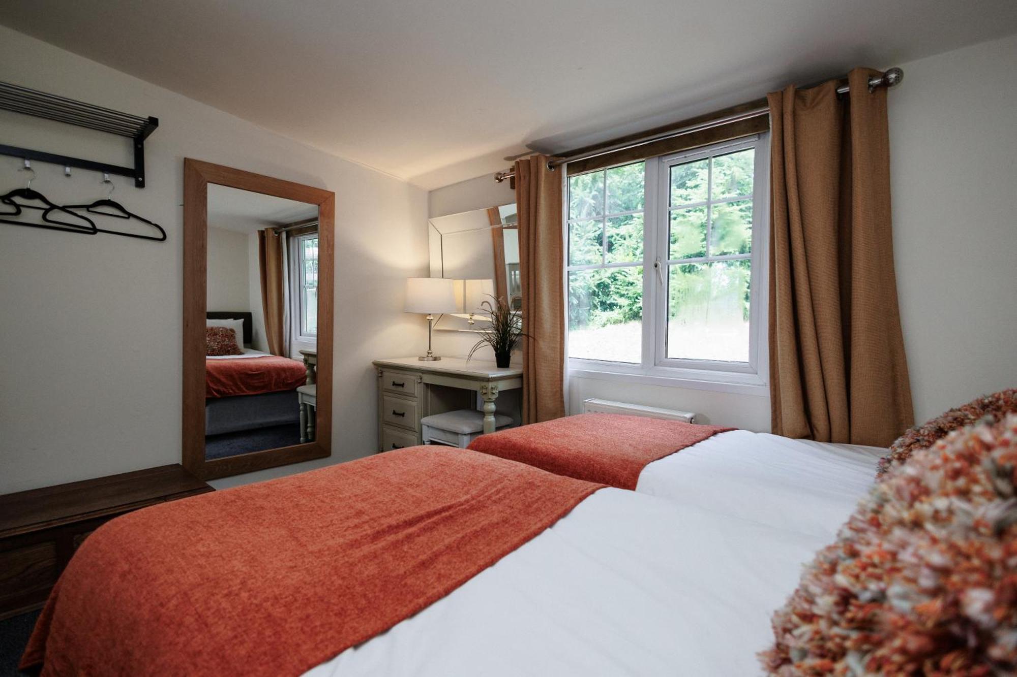 The Pine Including Games Room, Camp Fire & Hot Tub Holiday home Bristol