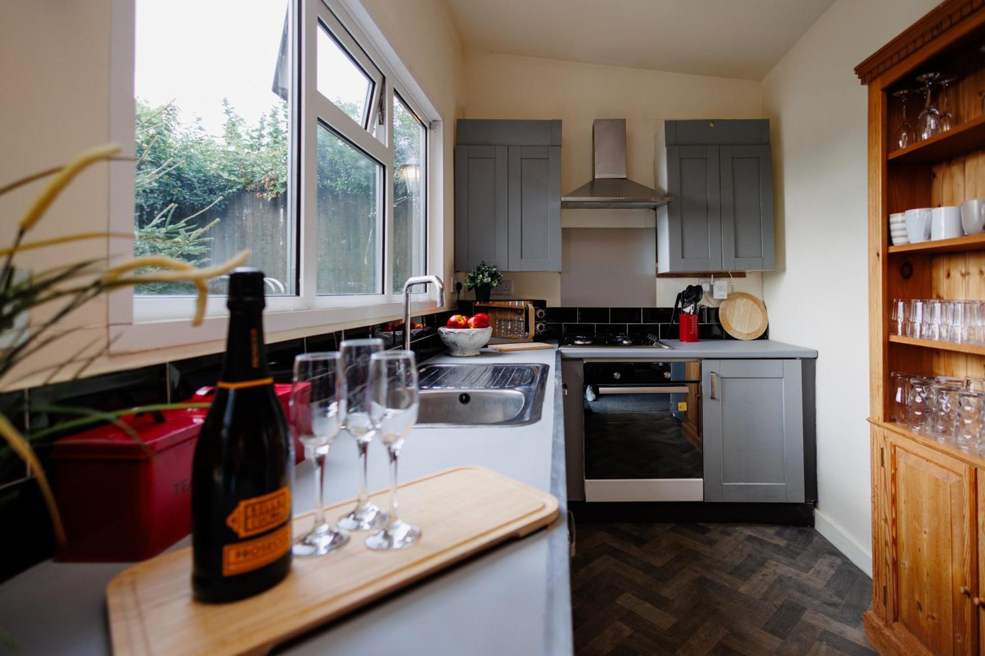 The Pine Including Games Room, Camp Fire & Hot Tub Bristol
