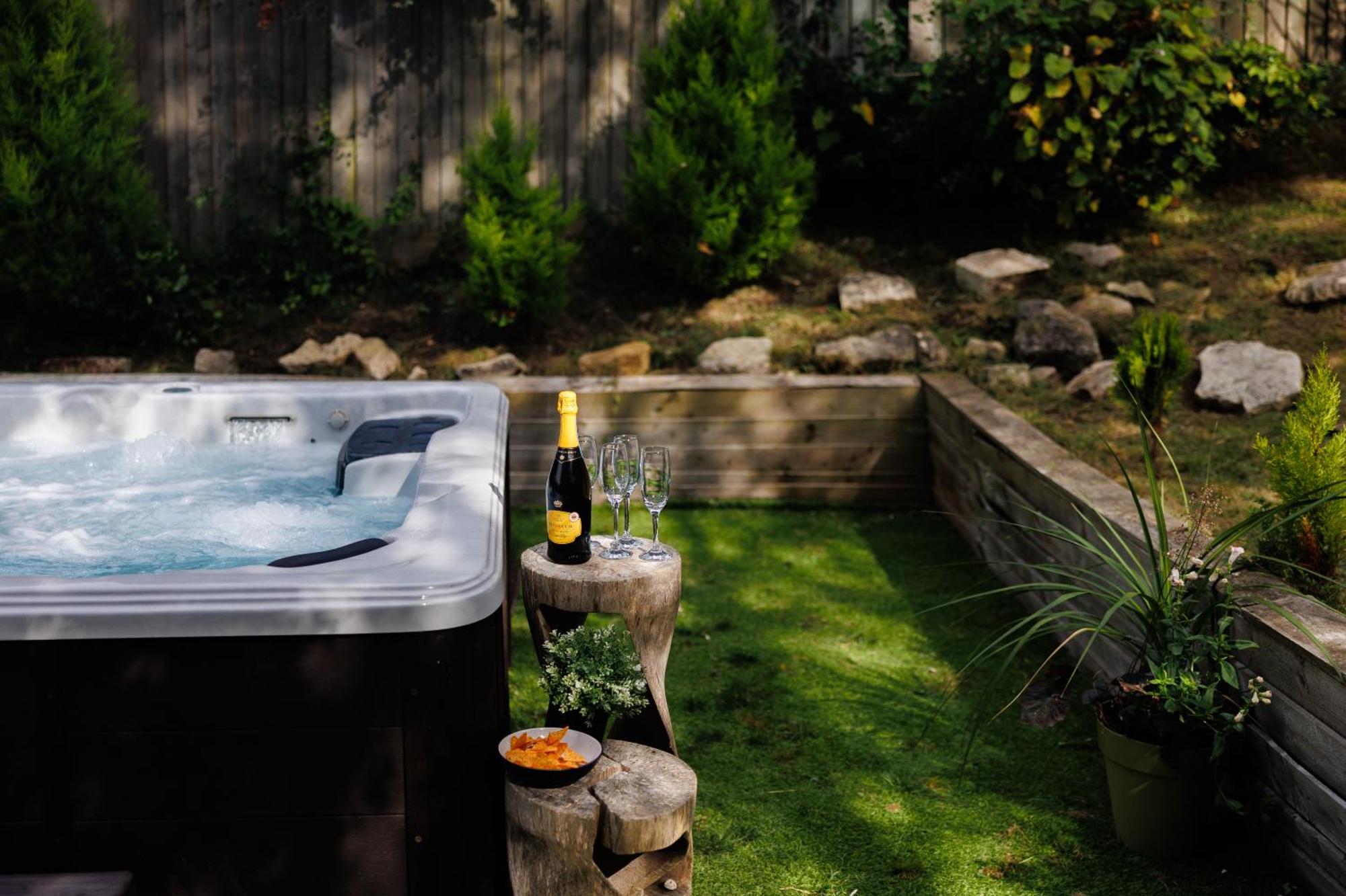 The Pine Including Games Room, Camp Fire & Hot Tub * Bristol