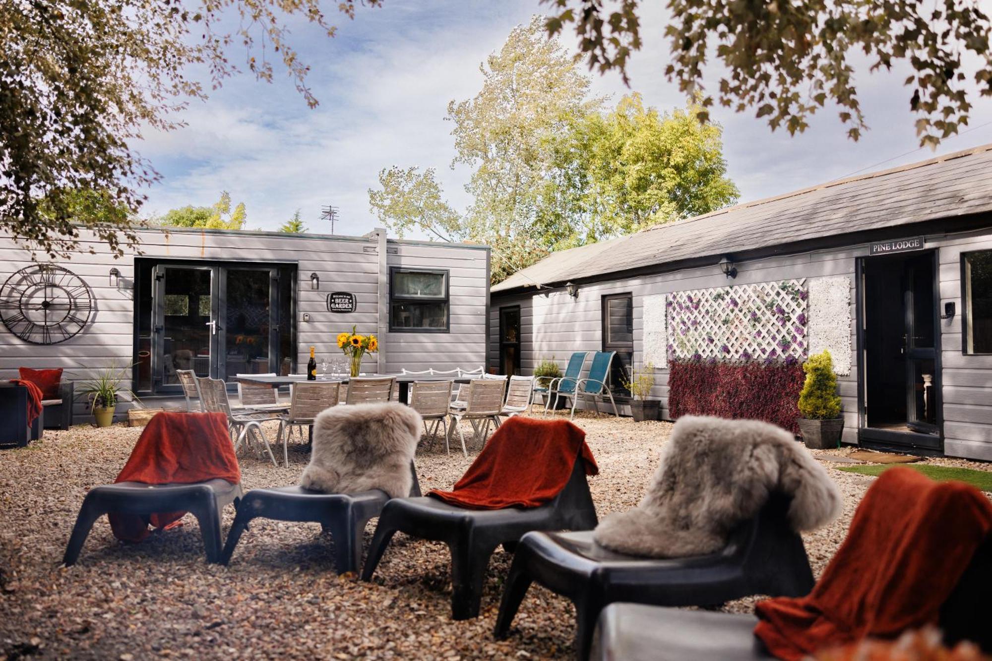 The Pine Including Games Room, Camp Fire & Hot Tub Holiday home *