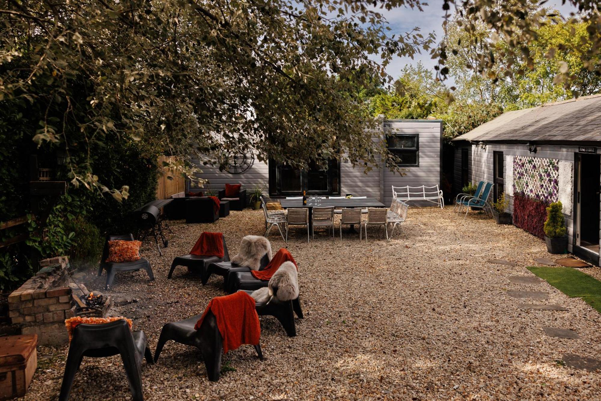 The Pine Including Games Room, Camp Fire & Hot Tub Holiday home Bristol