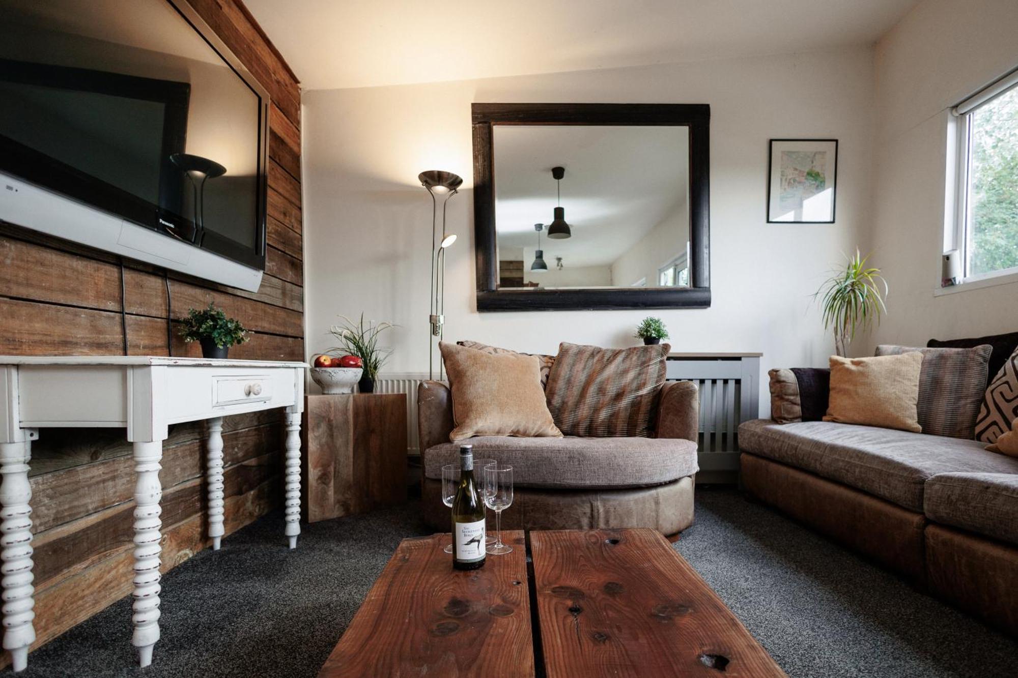 The Pine Including Games Room, Camp Fire & Hot Tub Bristol