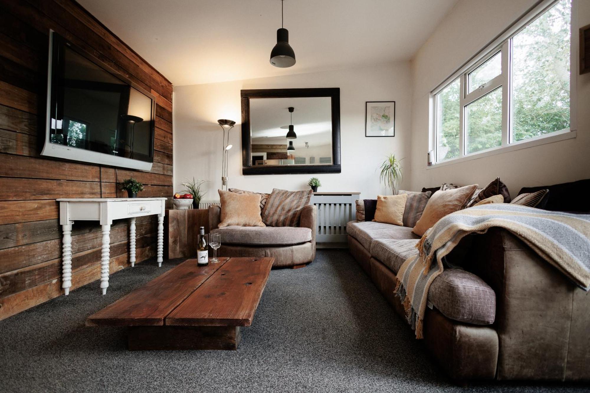 The Pine Including Games Room, Camp Fire & Hot Tub * Bristol