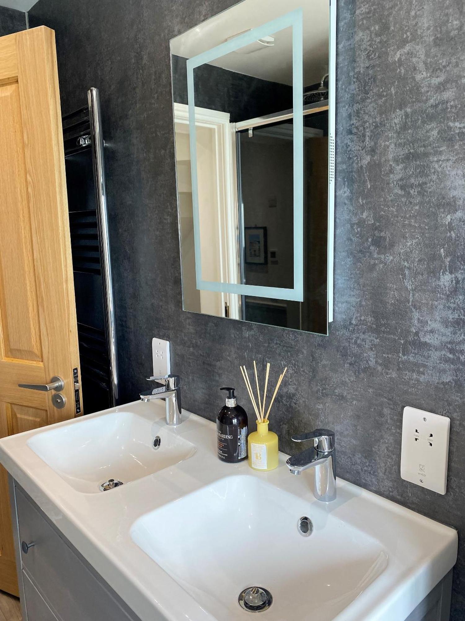 Superb Townhouse Near Vibrant Gloucester Road Holiday home *