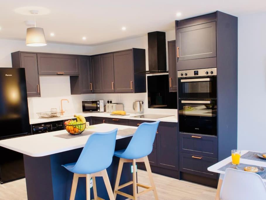 Hideaway House, Sleeps 9, With Parking Holiday home *
