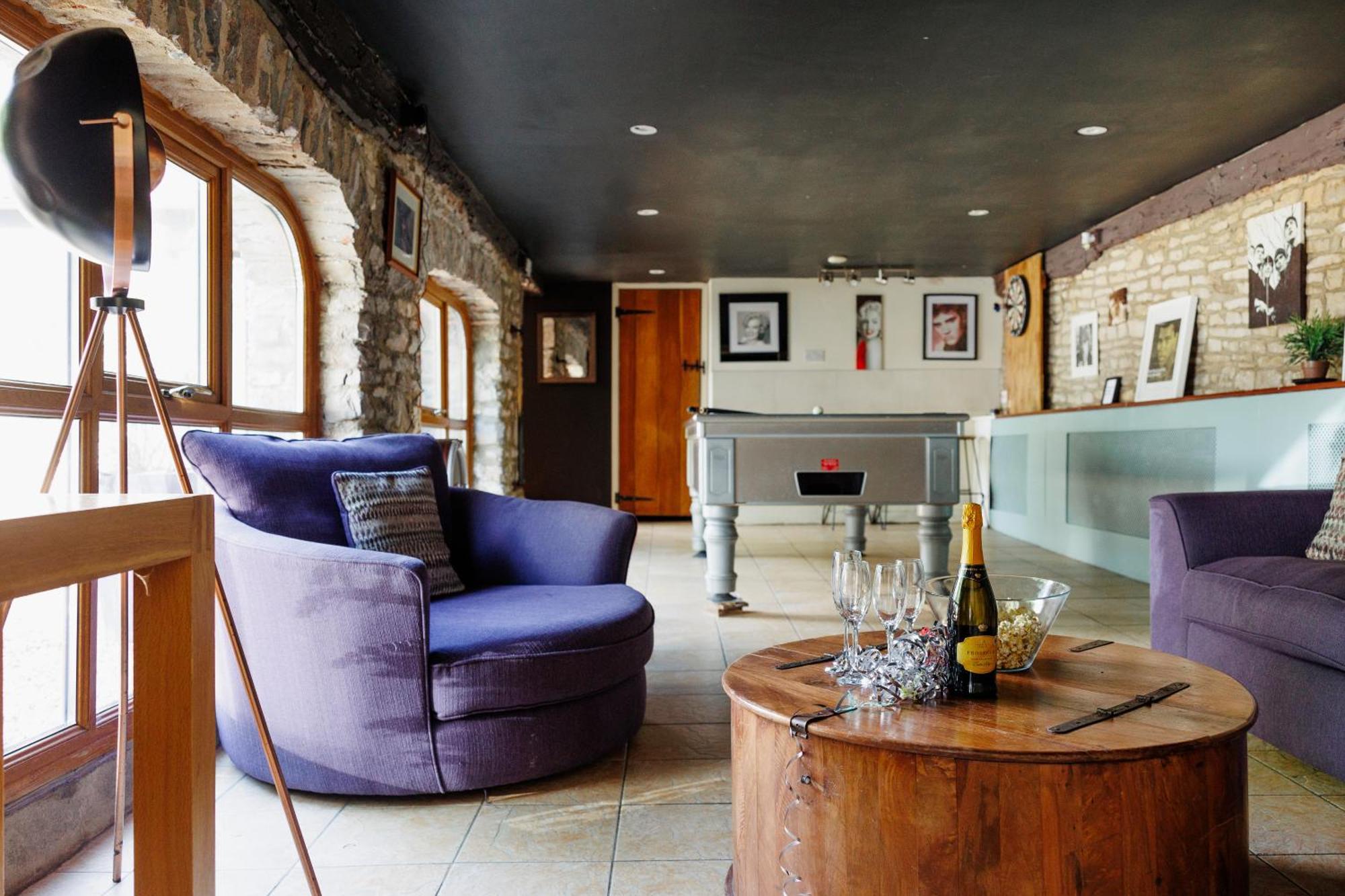 The West Barn Near Bath, Sleeps 24 And 2 Hot Tubs Holiday home *