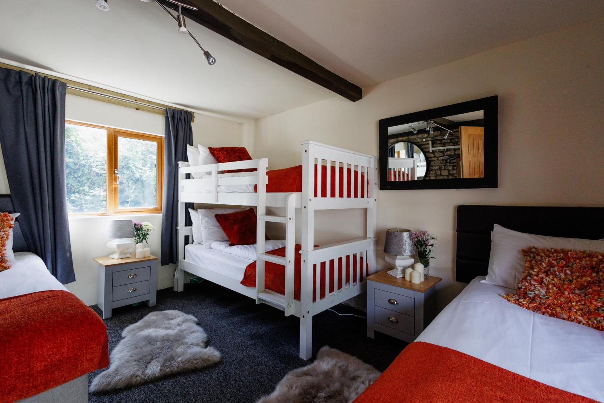 The West Barn Near Bath, Sleeps 24 And 2 Hot Tubs Holiday home