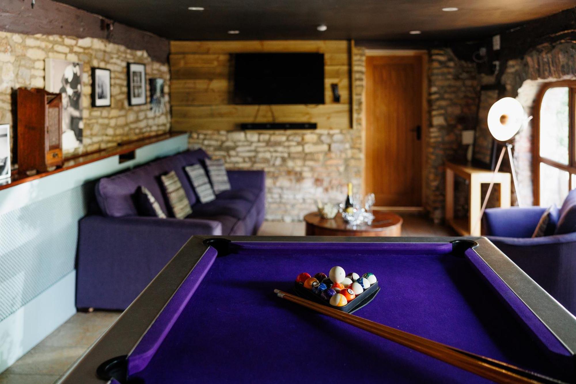 The West Barn Near Bath, Sleeps 24 And 2 Hot Tubs Holiday home