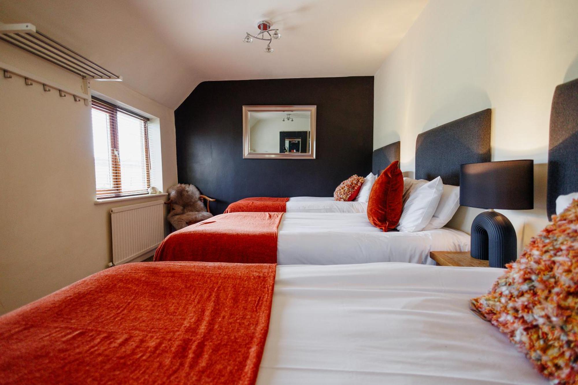 The West Barn Near Bath, Sleeps 24 And 2 Hot Tubs Holiday home *
