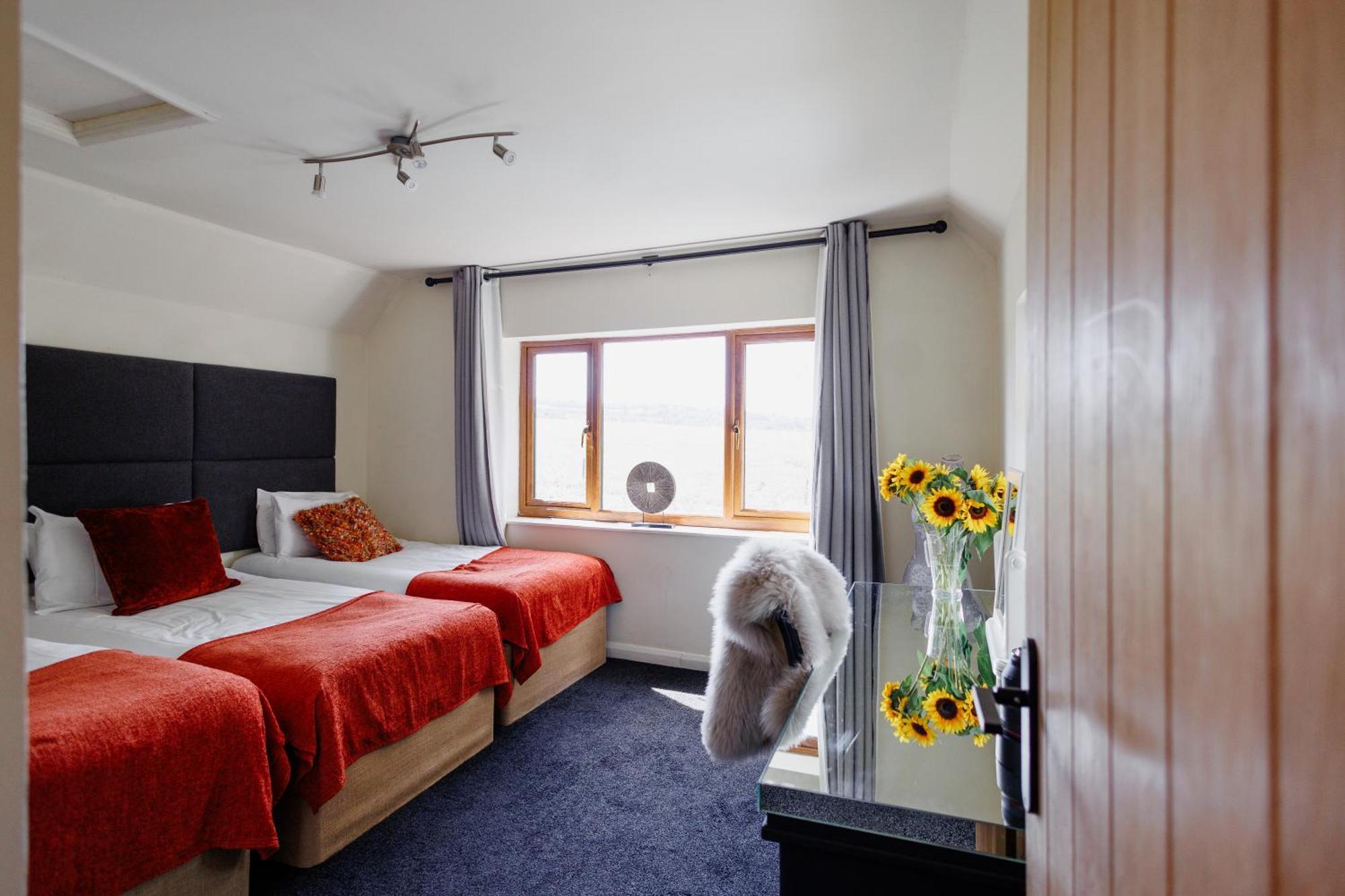 The West Barn Near Bath, Sleeps 24 And 2 Hot Tubs *