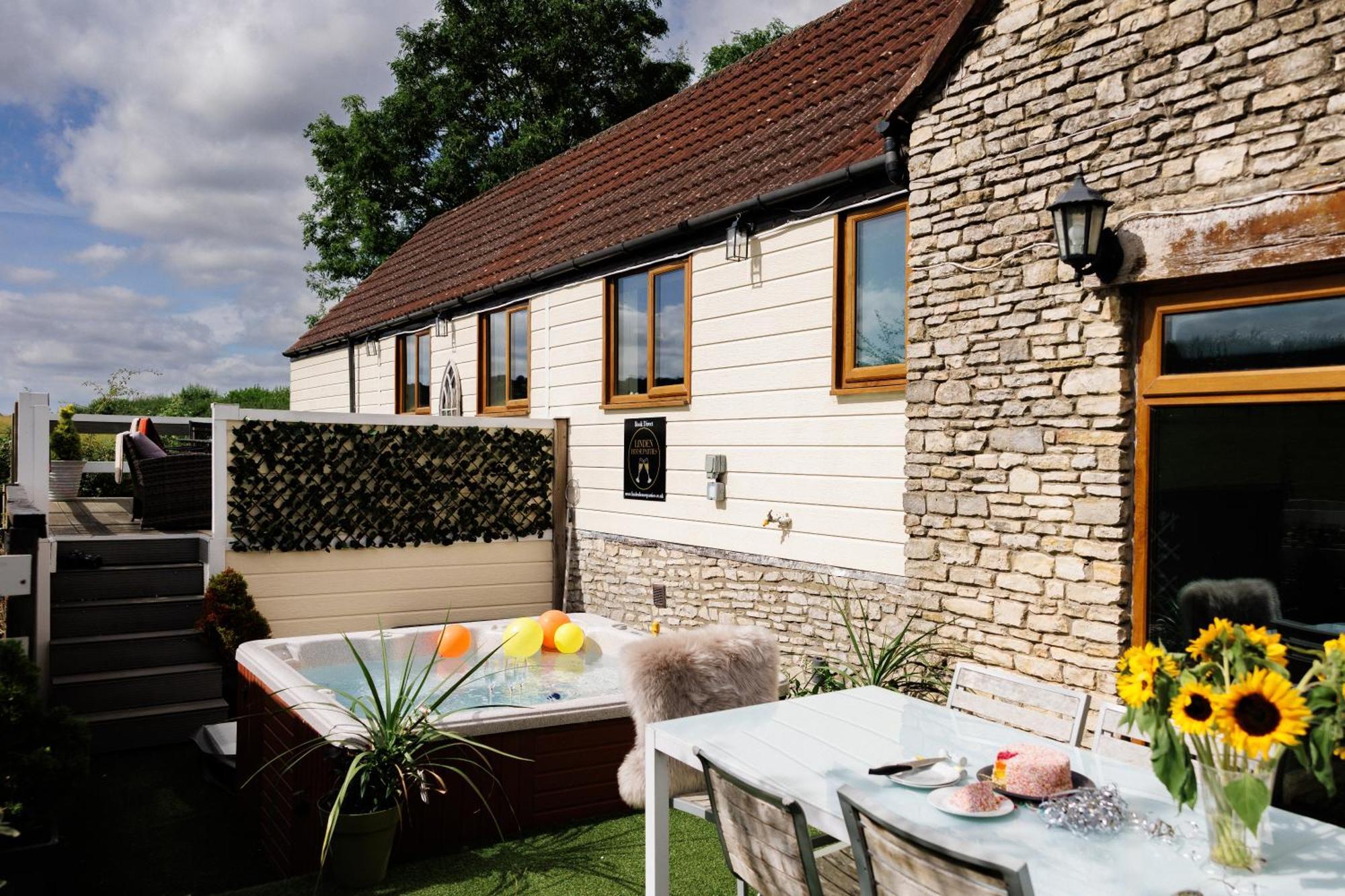 The West Barn Near Bath, Sleeps 24 And 2 Hot Tubs Holiday home *