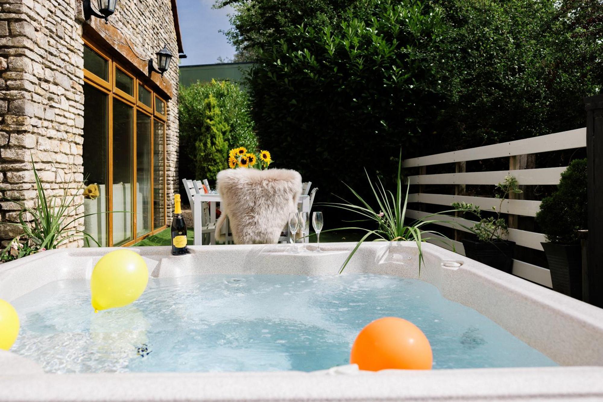 The West Barn Near Bath, Sleeps 24 And 2 Hot Tubs Holiday home *