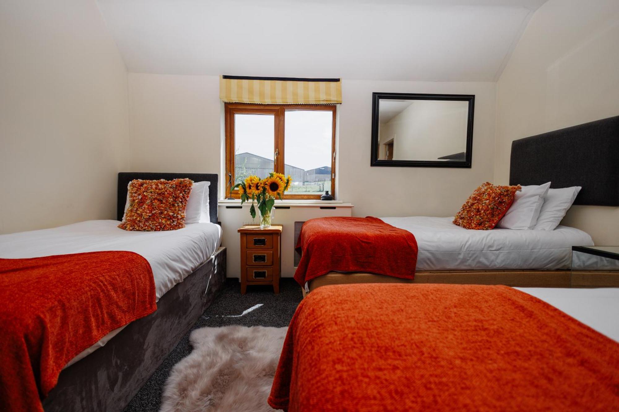 The West Barn Near Bath, Sleeps 24 And 2 Hot Tubs Holiday home