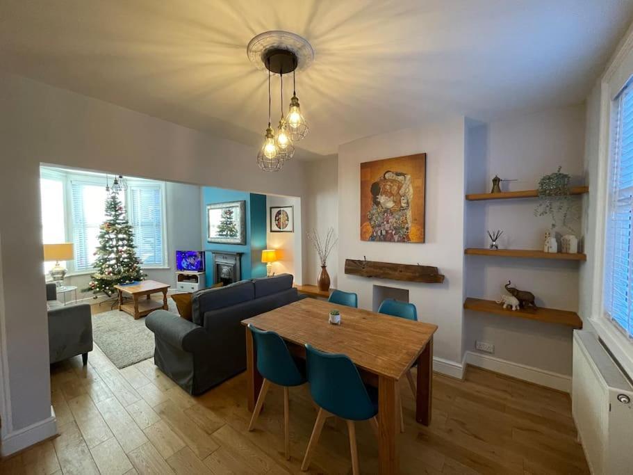 Gloucester Rd 2 Mins Away - Fab, New, Trendy House Holiday home *