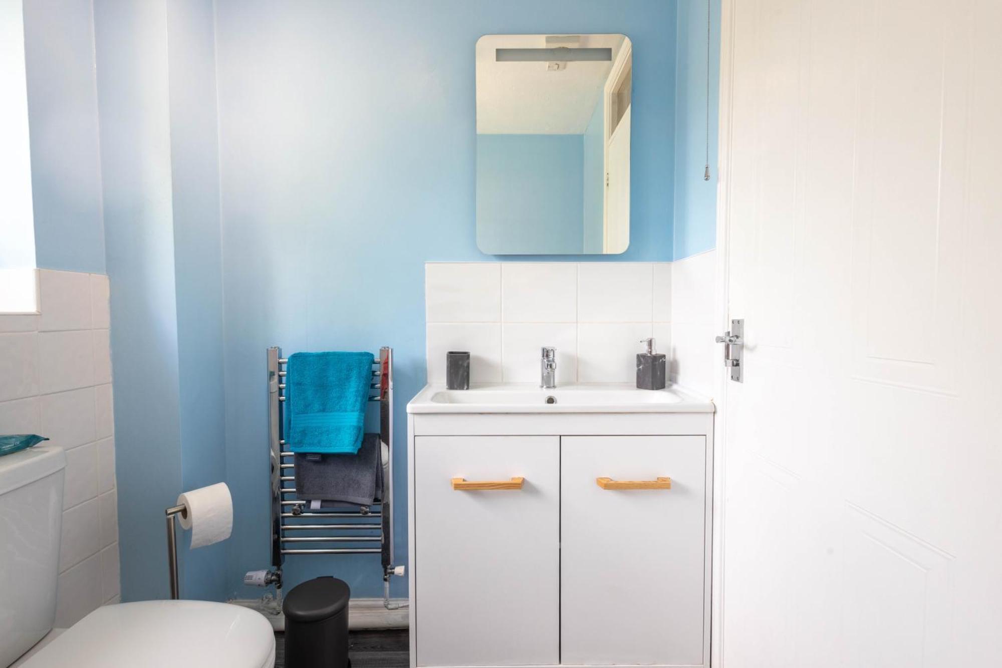 Stylish 3br House - Free Parking - Fast Wi-fi Holiday home