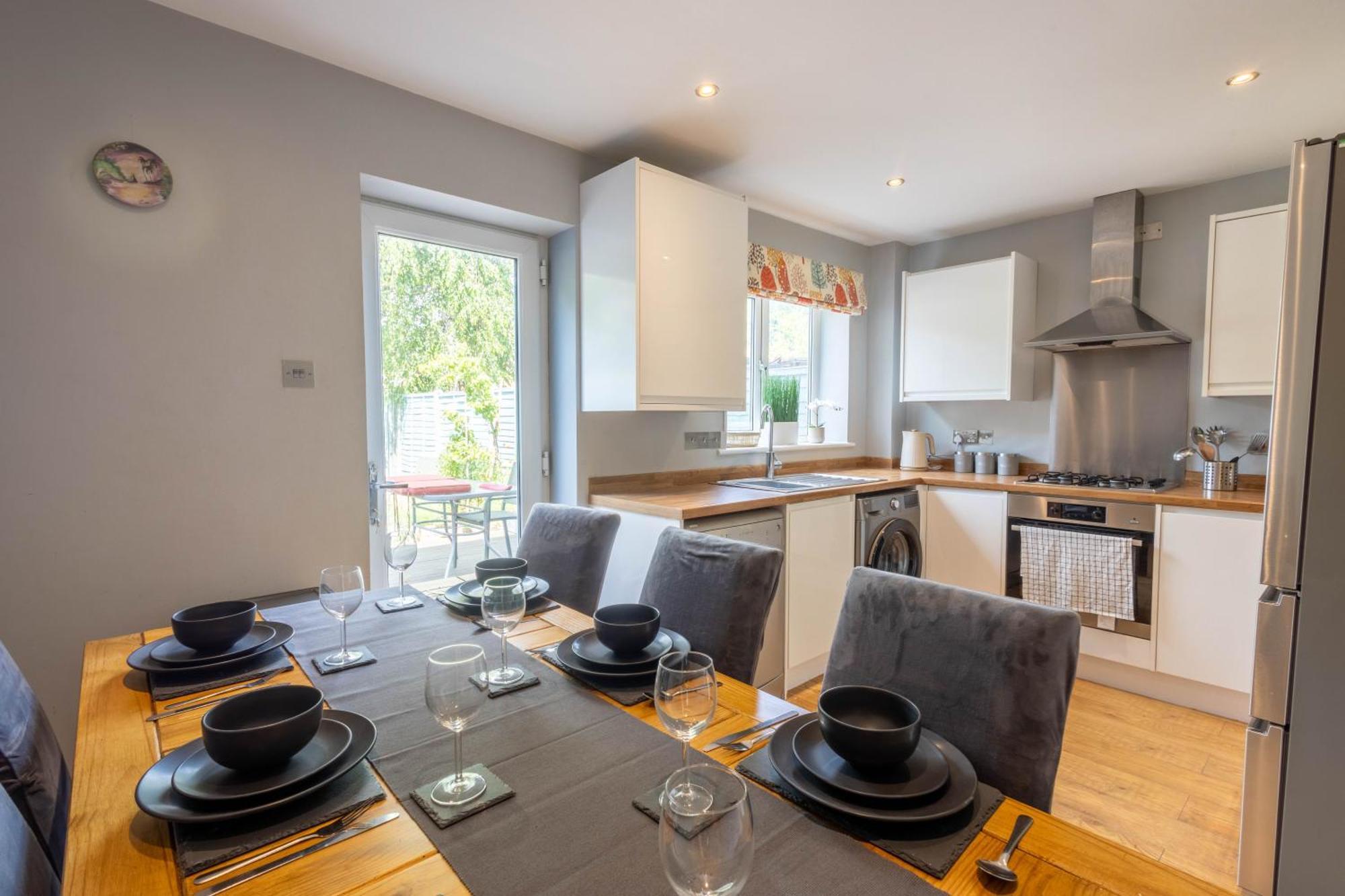 Holiday home Stylish 3br House - Free Parking - Fast Wi-fi *