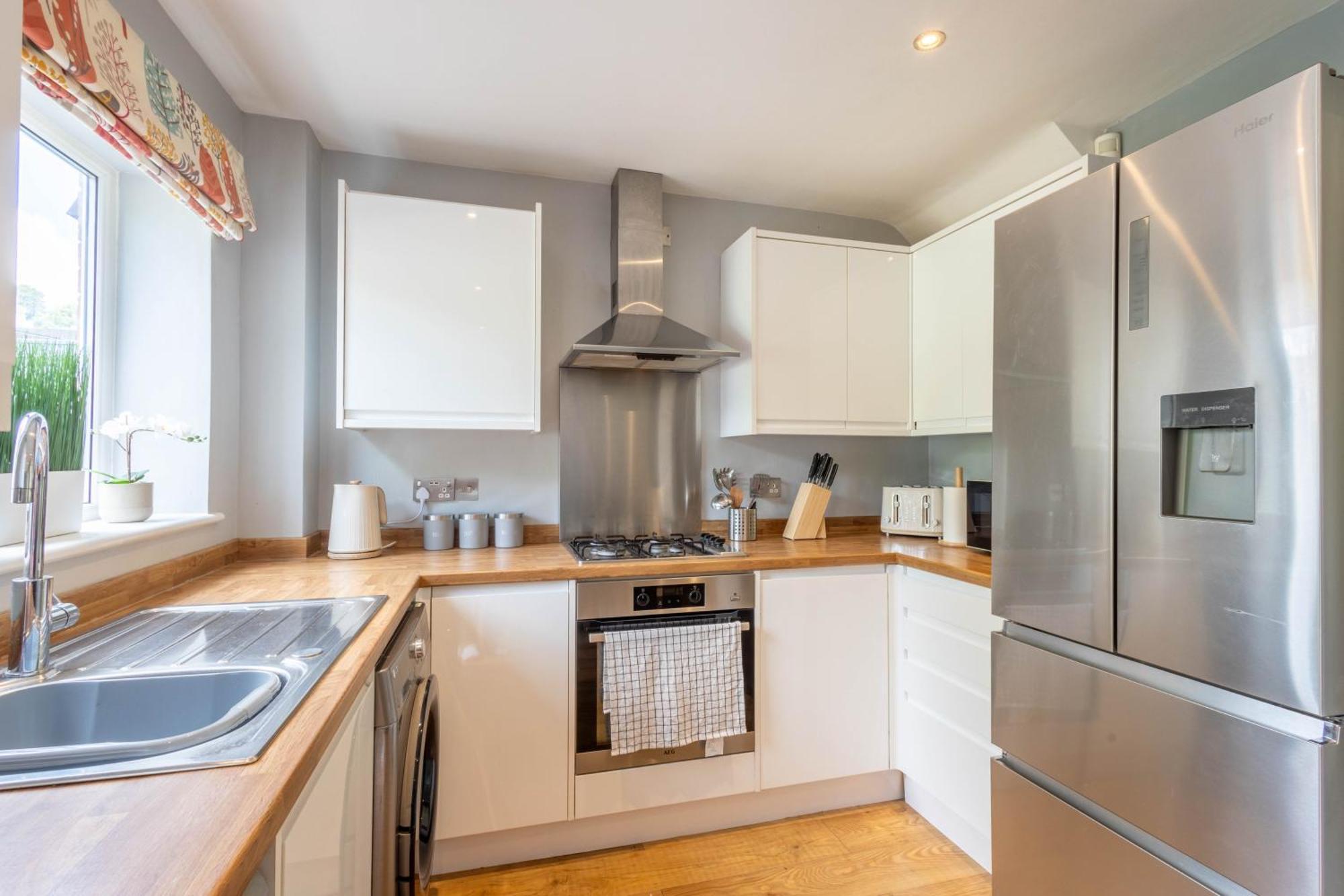 Stylish 3br House - Free Parking - Fast Wi-fi