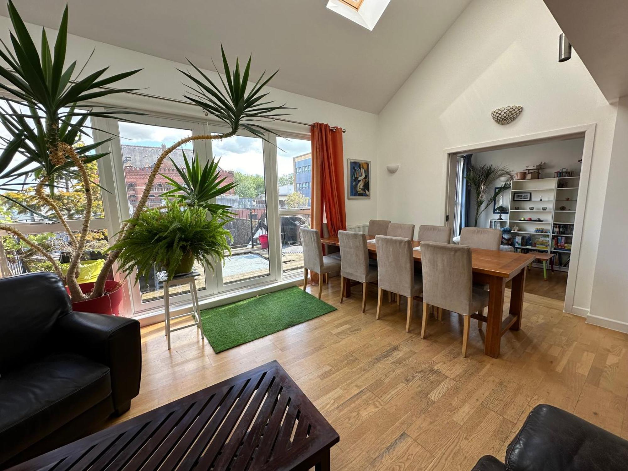 Stunning City Centre 4 Bedroom Penthouse - 2 Car Parking Spaces