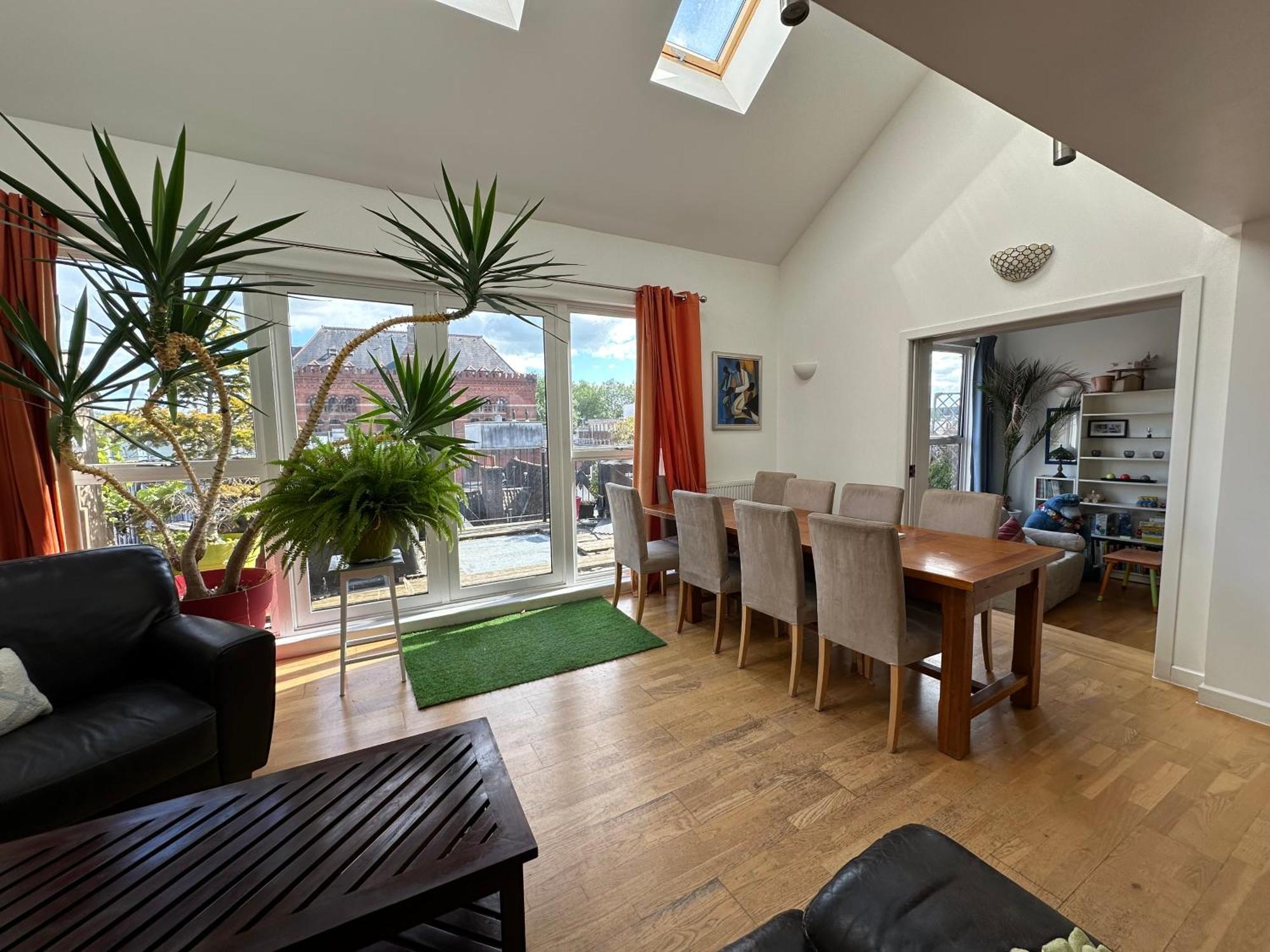 Apartment Stunning City Centre 4 Bedroom Penthouse - 2 Car Parking Spaces