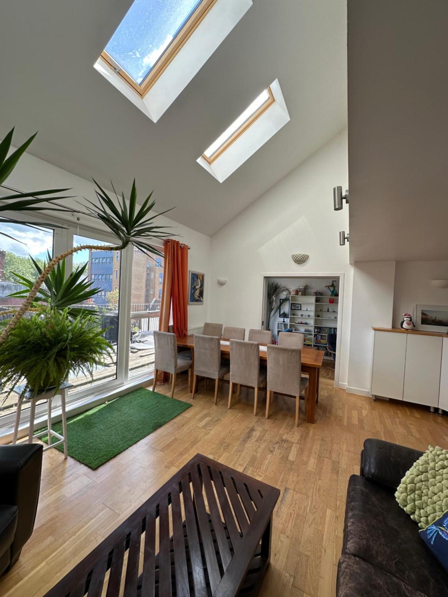 Stunning City Centre 4 Bedroom Penthouse - 2 Car Parking Spaces Apartment *