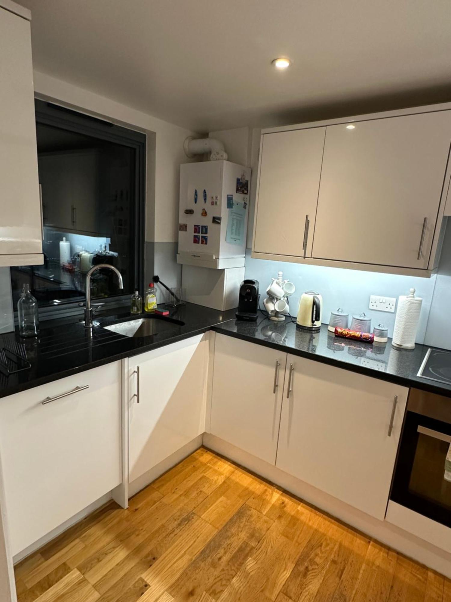 Stunning City Centre 4 Bedroom Penthouse - 2 Car Parking Spaces Apartment *