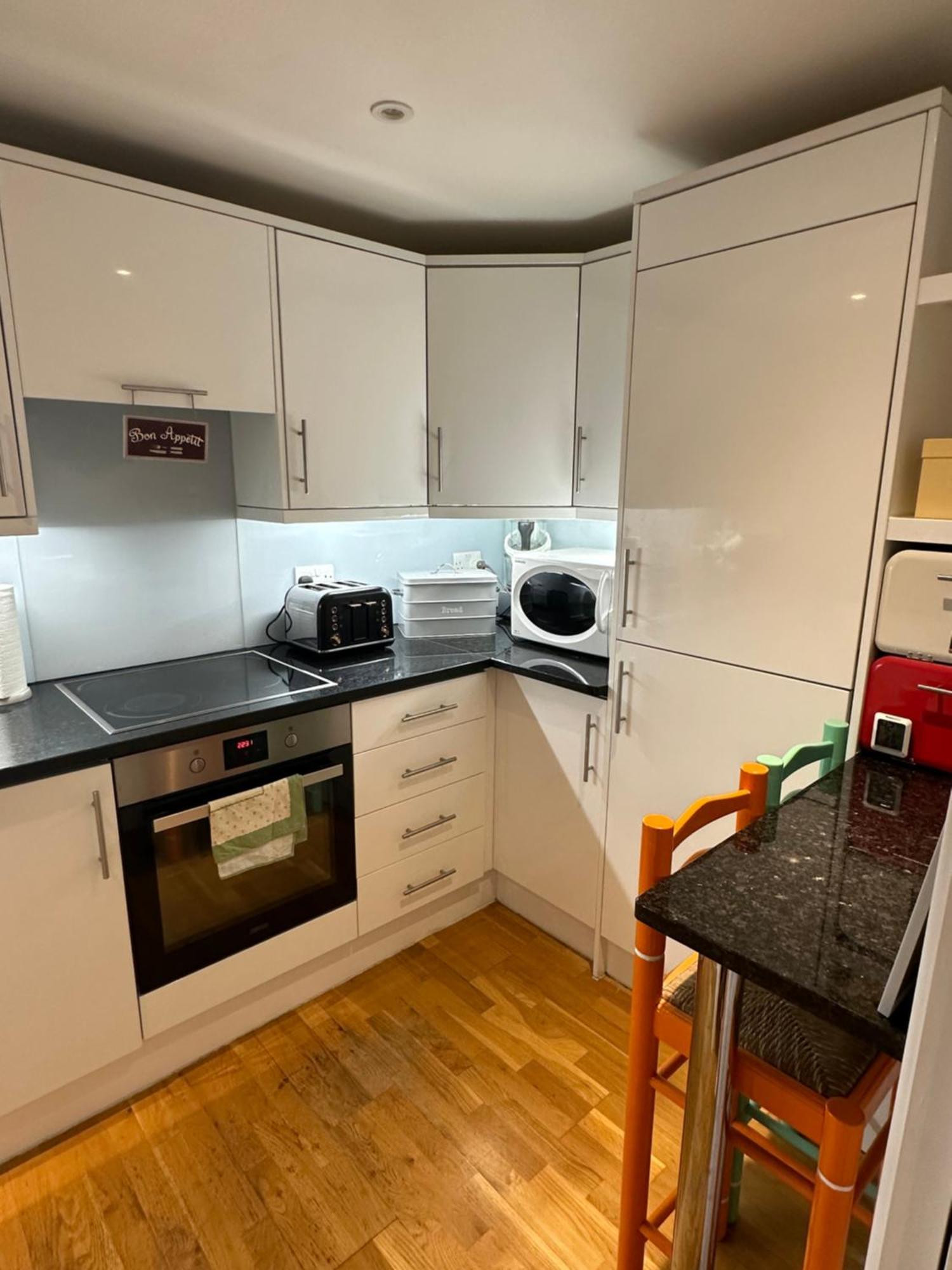 Stunning City Centre 4 Bedroom Penthouse - 2 Car Parking Spaces *