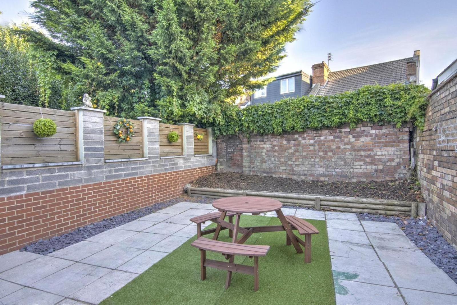 2 Bed House Family Friendly With Garden *