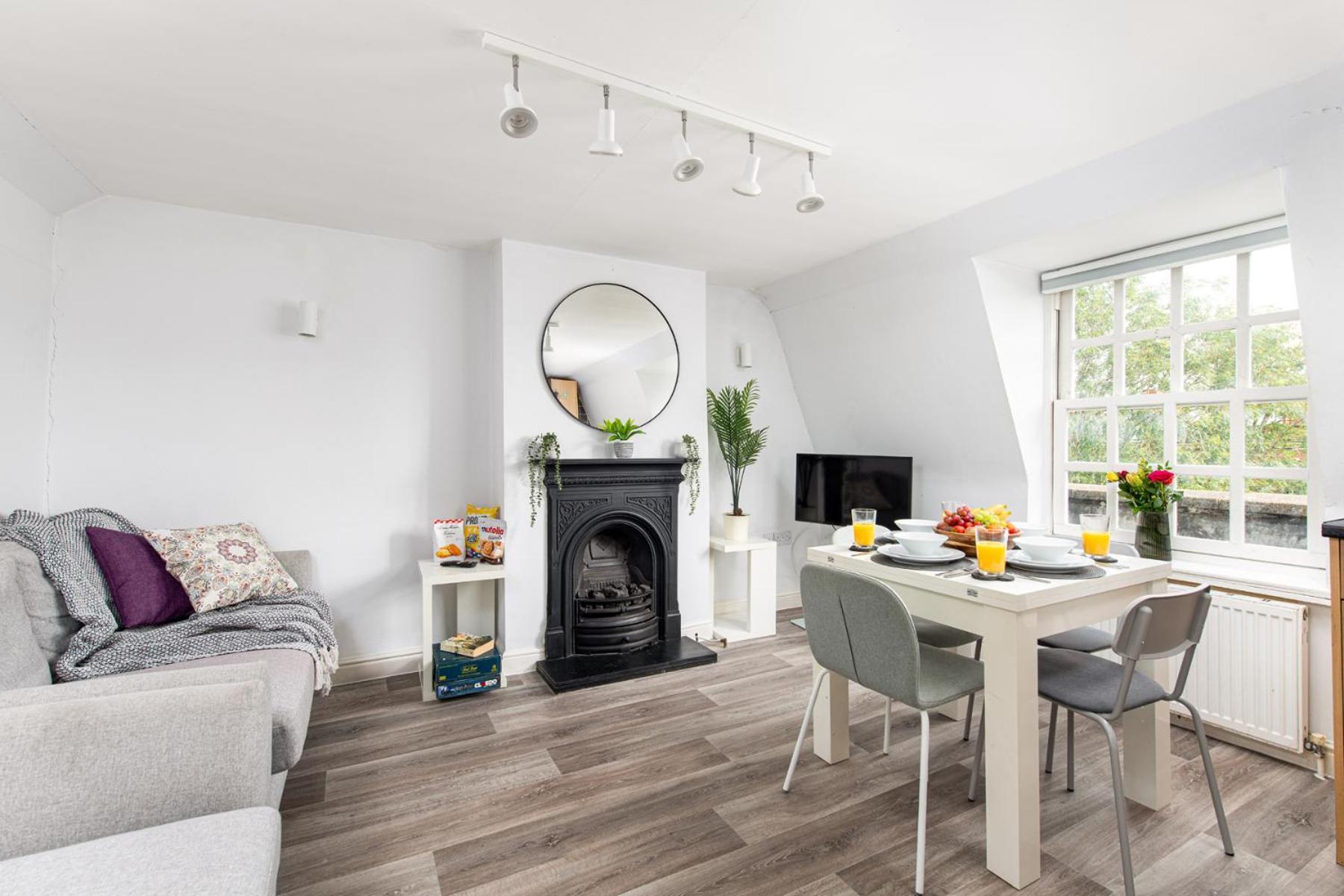 Apartment Flat-2bed-free Parking-by Fabaccommodation *