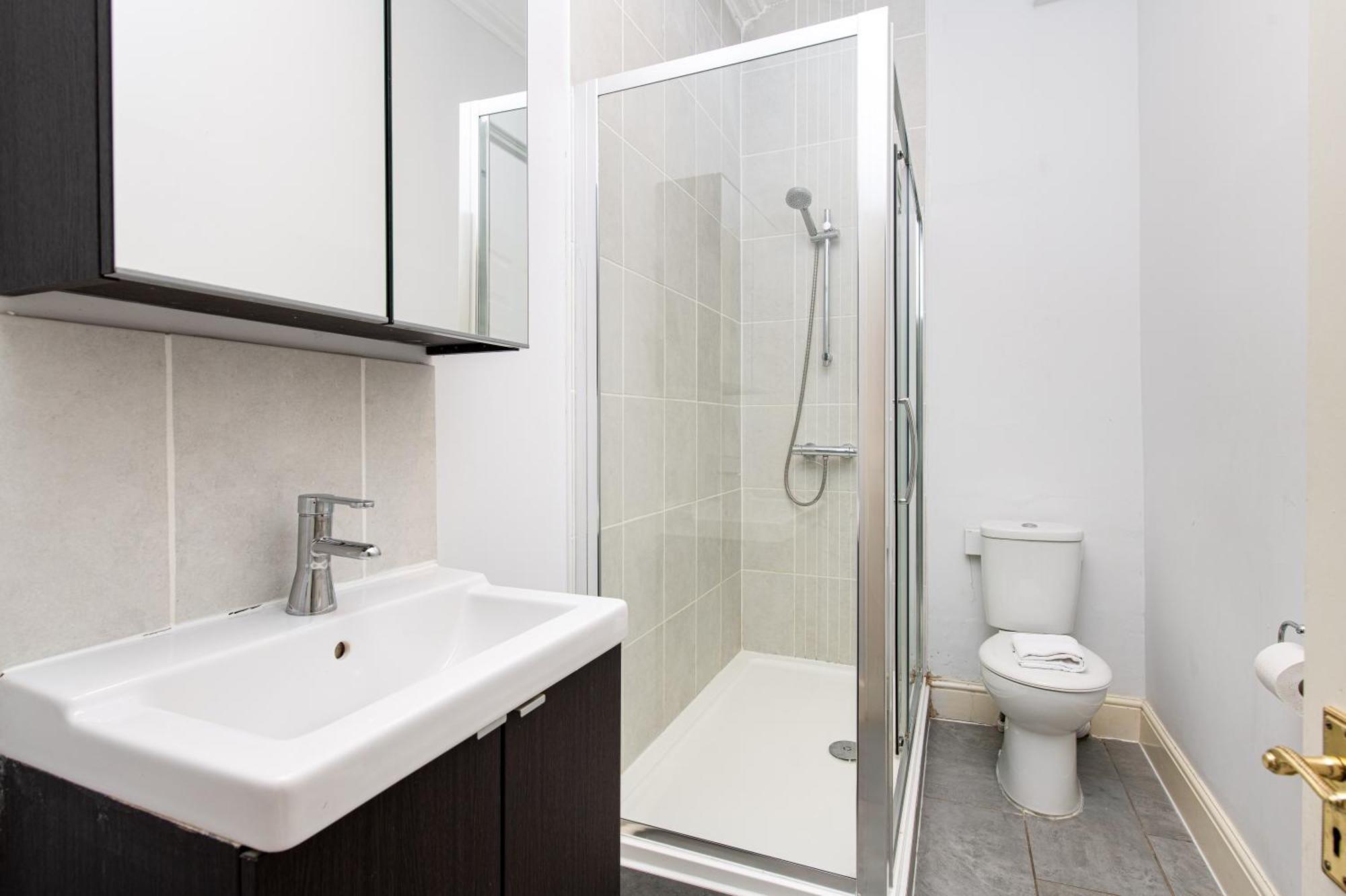 Flat-2bed-free Parking-by Fabaccommodation * Bristol