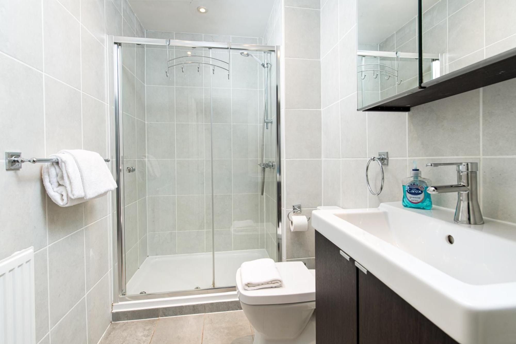Apartment Flat-2bed-free Parking-by Fabaccommodation