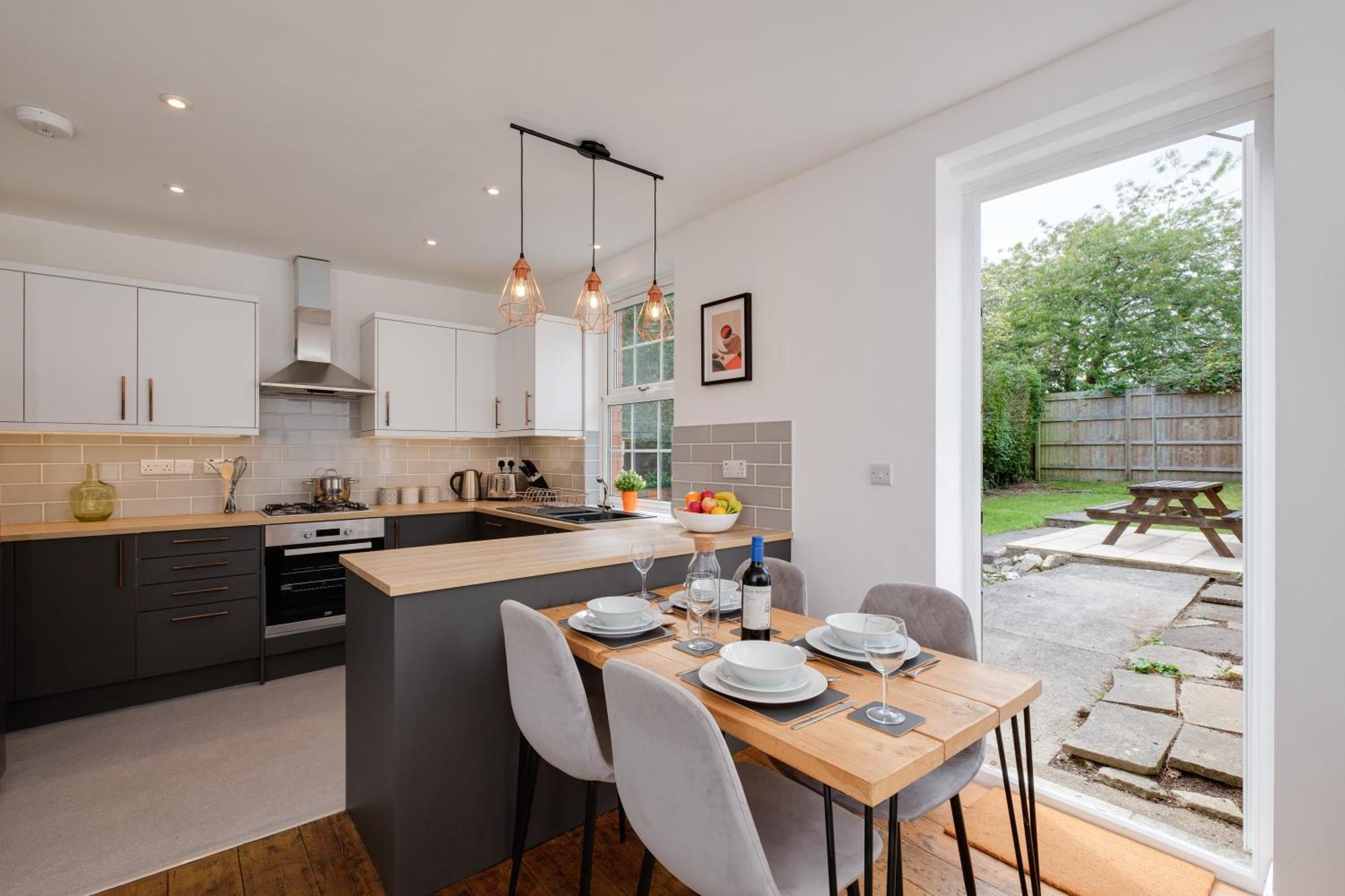 Long Stays-4bed-2bath-parking-by Fabaccommodation *