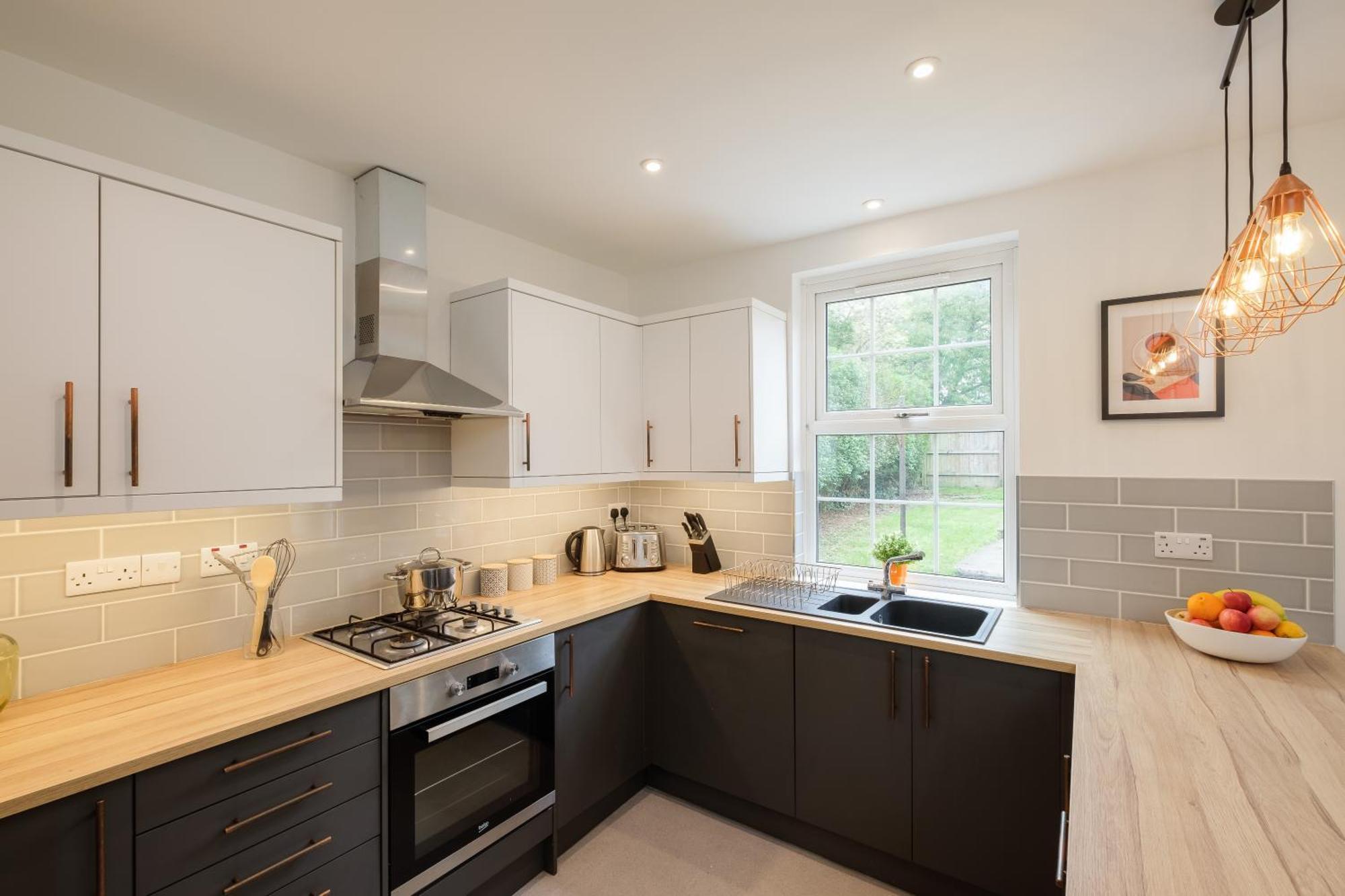 Holiday home Long Stays-4bed-2bath-parking-by Fabaccommodation