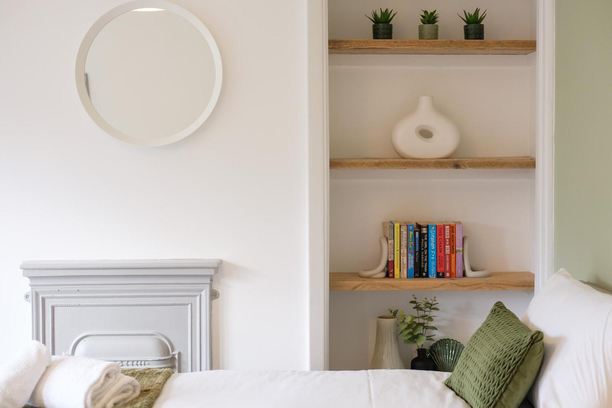Holiday home Long Stays-4bed-2bath-parking-by Fabaccommodation
