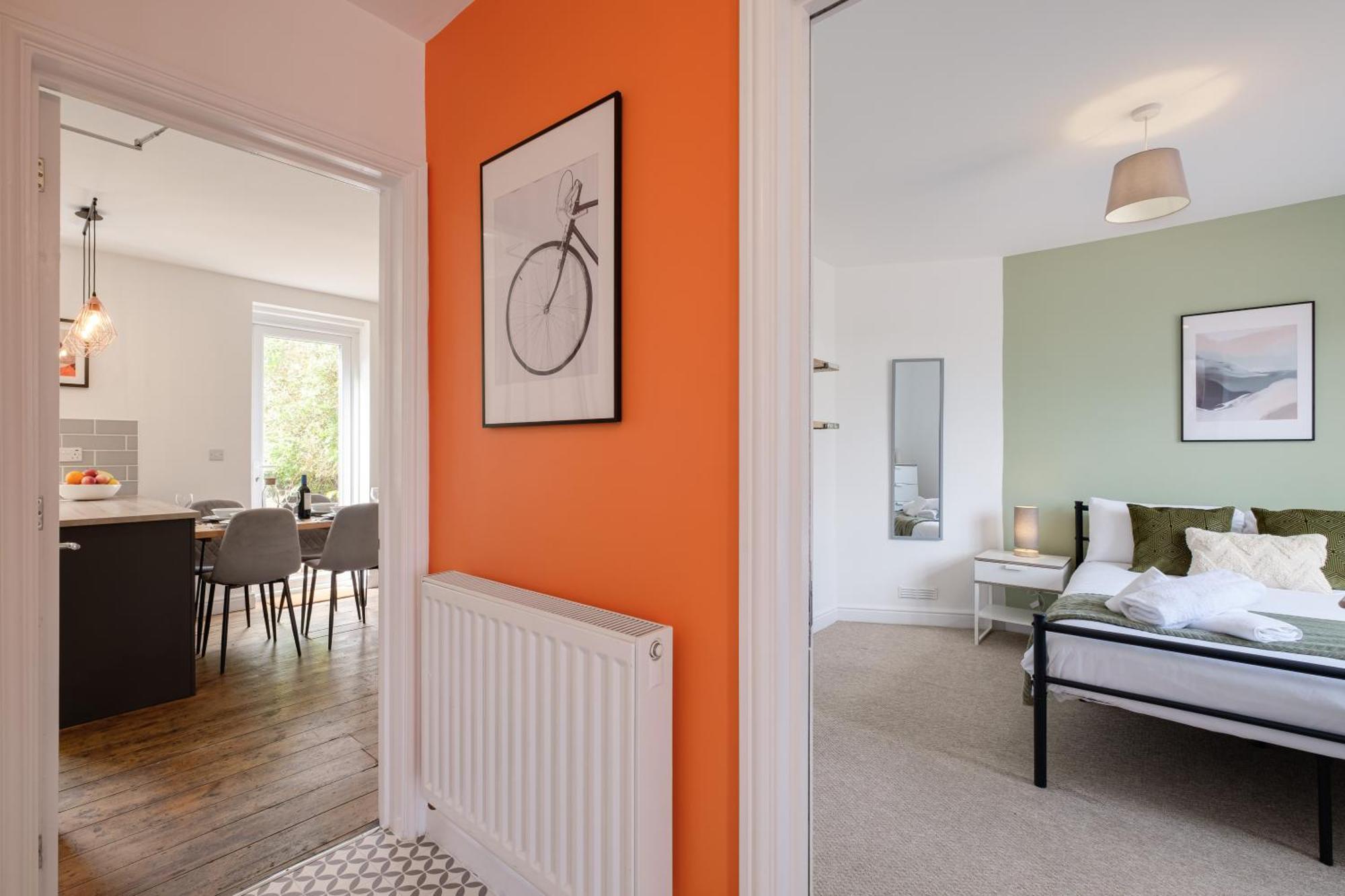 Holiday home Long Stays-4bed-2bath-parking-by Fabaccommodation