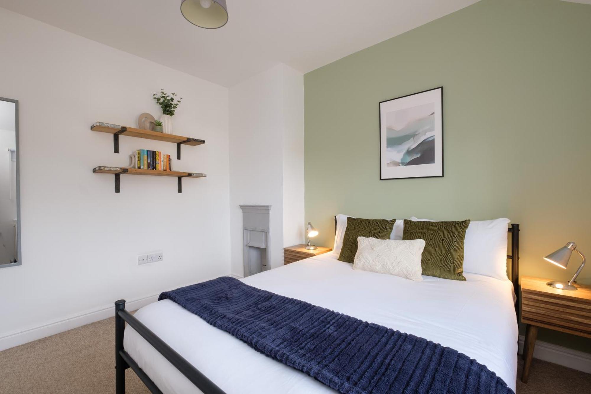 Long Stays-4bed-2bath-parking-by Fabaccommodation Bristol