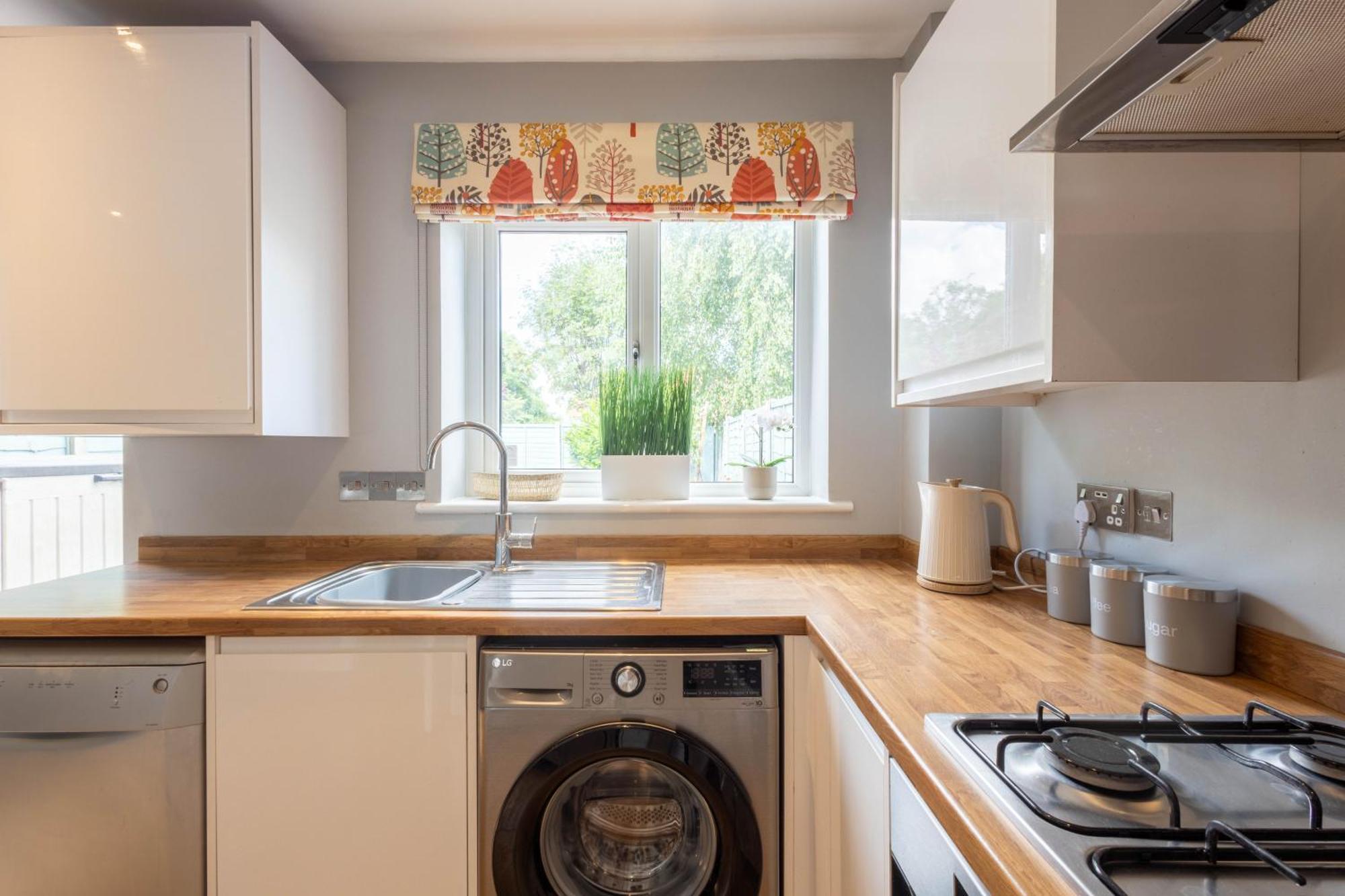 Stylish 3br House - Free Parking - Fast Wi-fi *